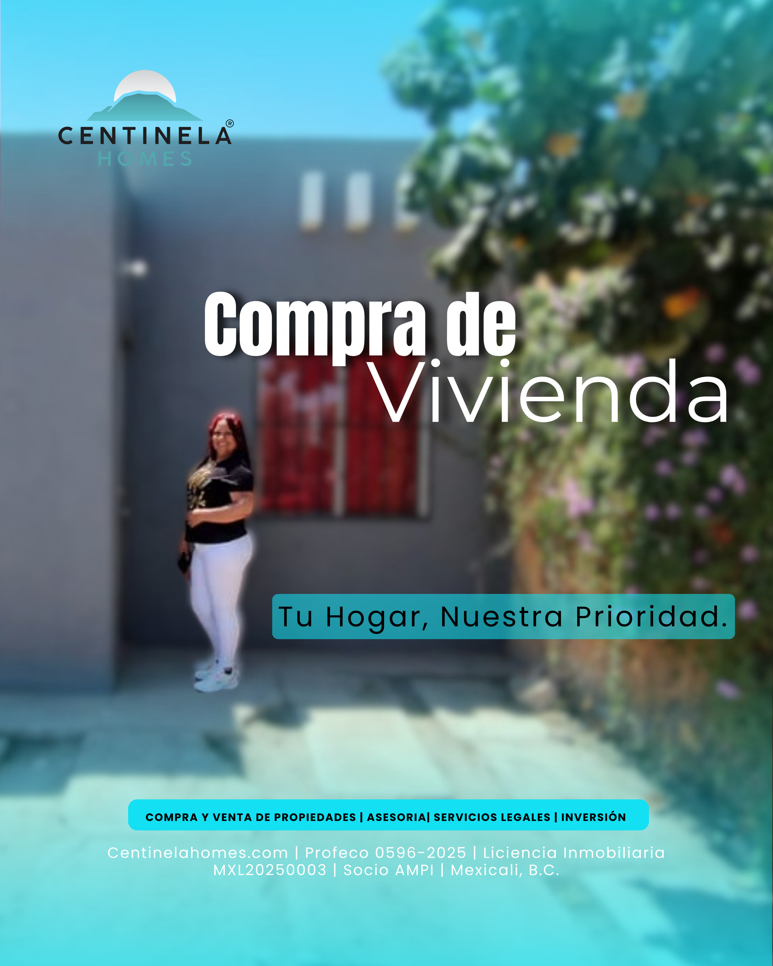Imagen de una mujer sonriendo frente a una pared gris, con plantas y flores a la derecha, y un cartel de anuncios de bienes raíces en el fondo, promocionando compra y venta de propiedades y servicios legales en Mexicali, B.C.