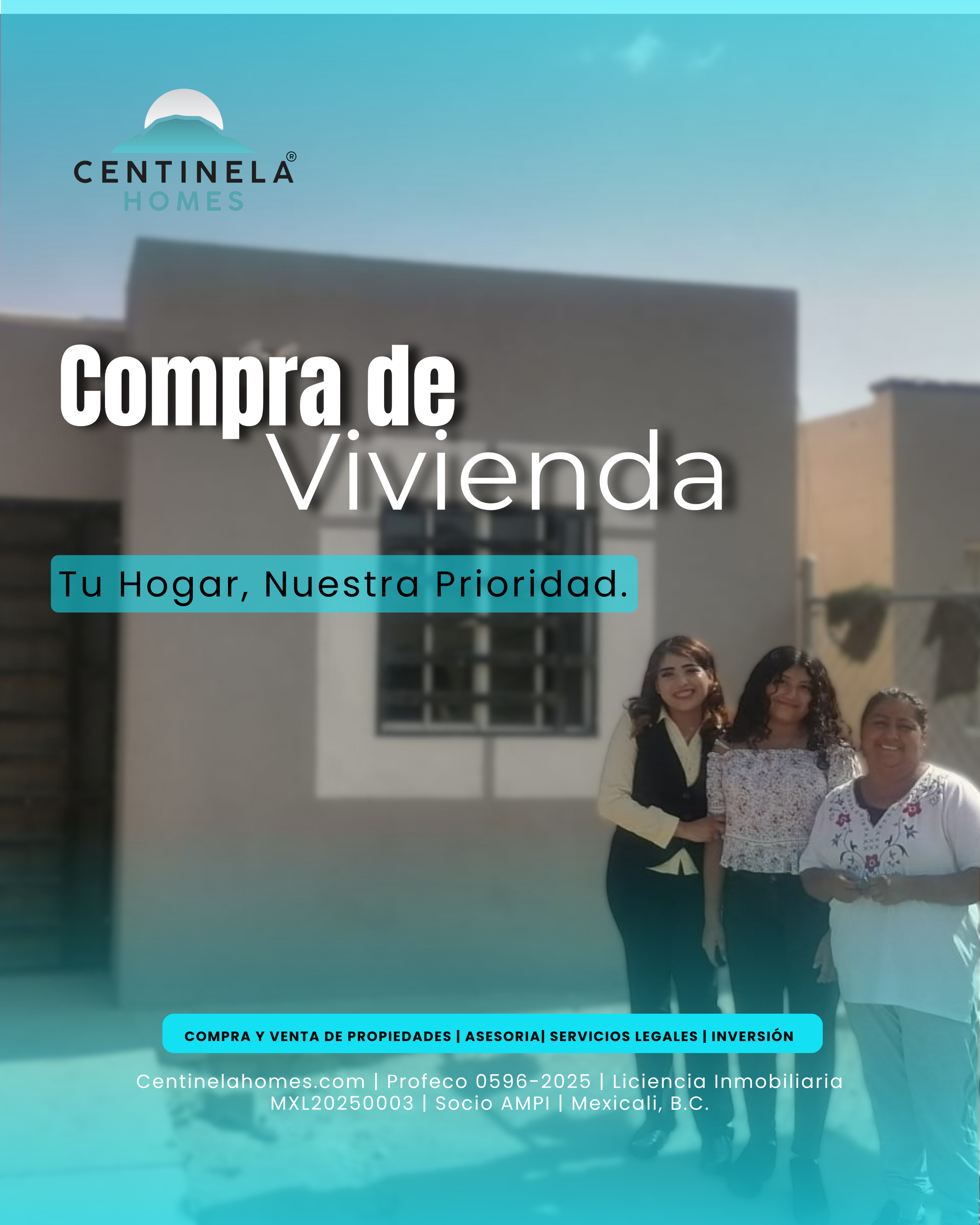 Grupo de personas sonriendo frente a una casa moderna, con el logo de Centinela Homes en la parte superior izquierda. Texto promocional sobre compra y venta de propiedades y servicios legales en la parte inferior.