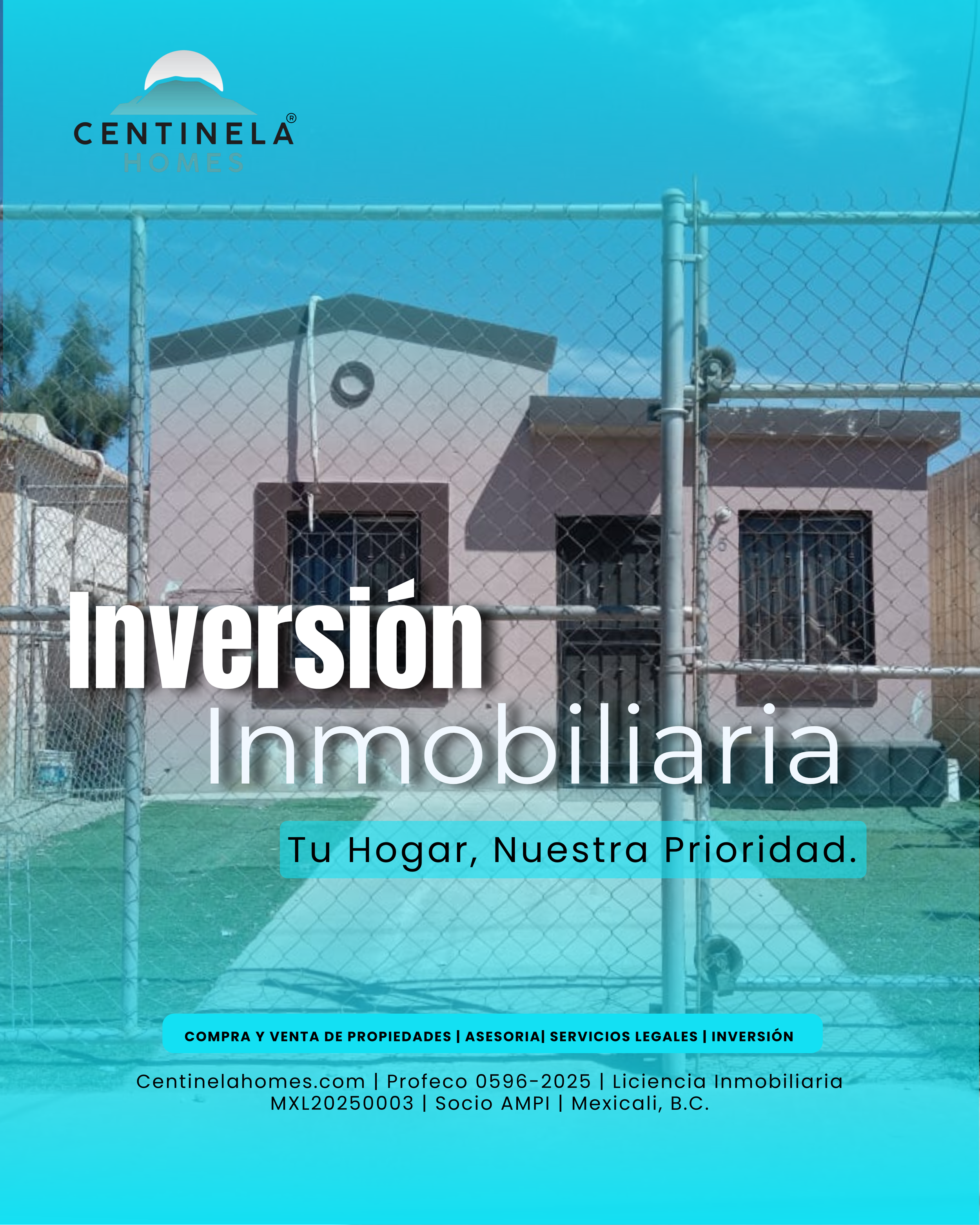 Casa de color rosa con ventanas y puertas de rejas metálicas, rodeada por una cerca de malla metálica, frente a un suelo de color verde. En la parte superior hay un logotipo de una montaña con texto que dice 'CENTINELA HOMES'. En la parte inferior hay información de contacto y servicios ofrecidos por la inmobiliaria, incluyendo página web, número de licencia y ubicación en Mexicali, Baja California.