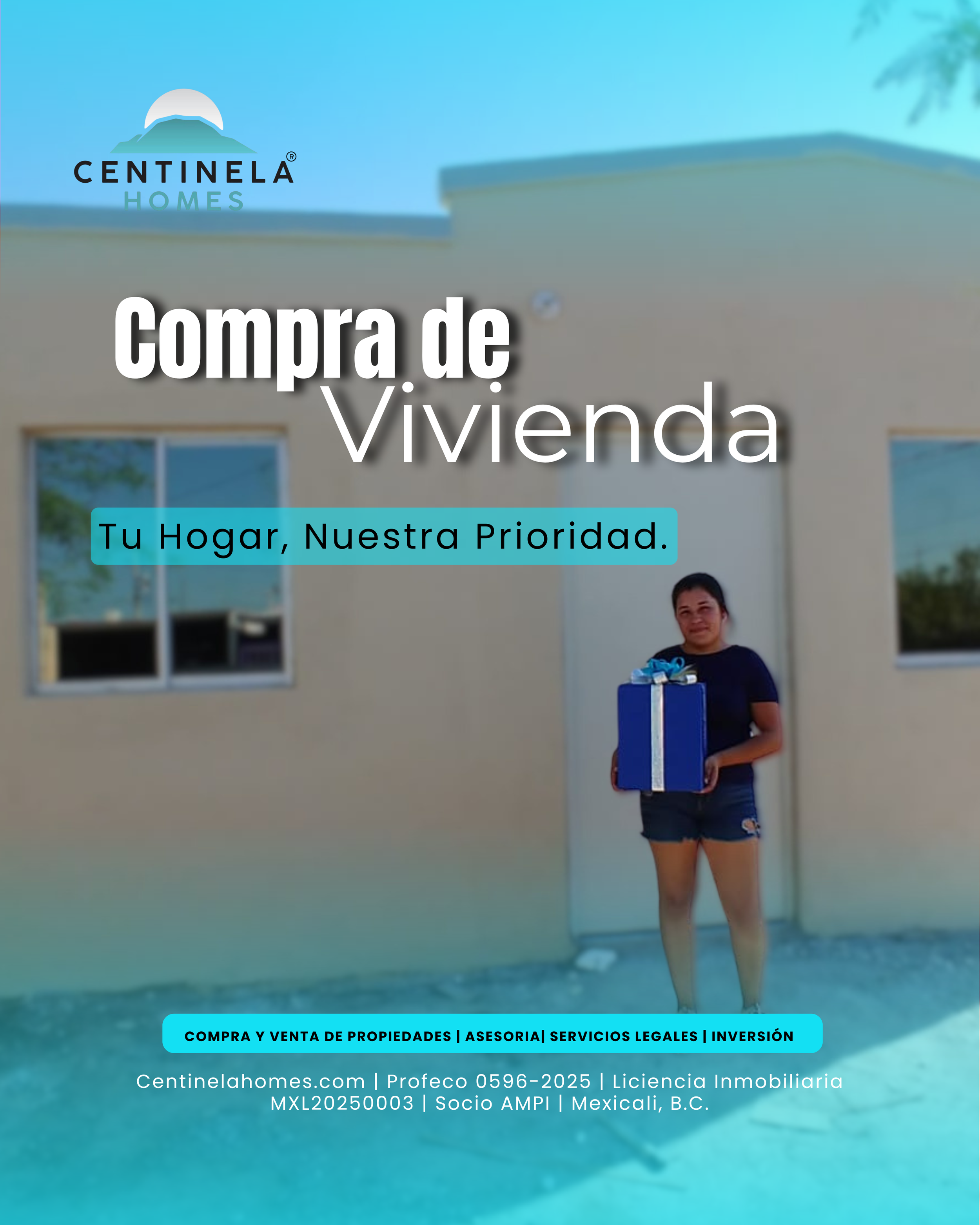Una mujer joven con camiseta azul y pantalones cortos de mezclilla, de pie con un regalo envuelto en azul con cinta plateada frente a una casa moderna con paredes blancas y ventanas grandes. El logo de Centinela Homes en la esquina superior izquierda y un texto que invita a comprar viviendas.