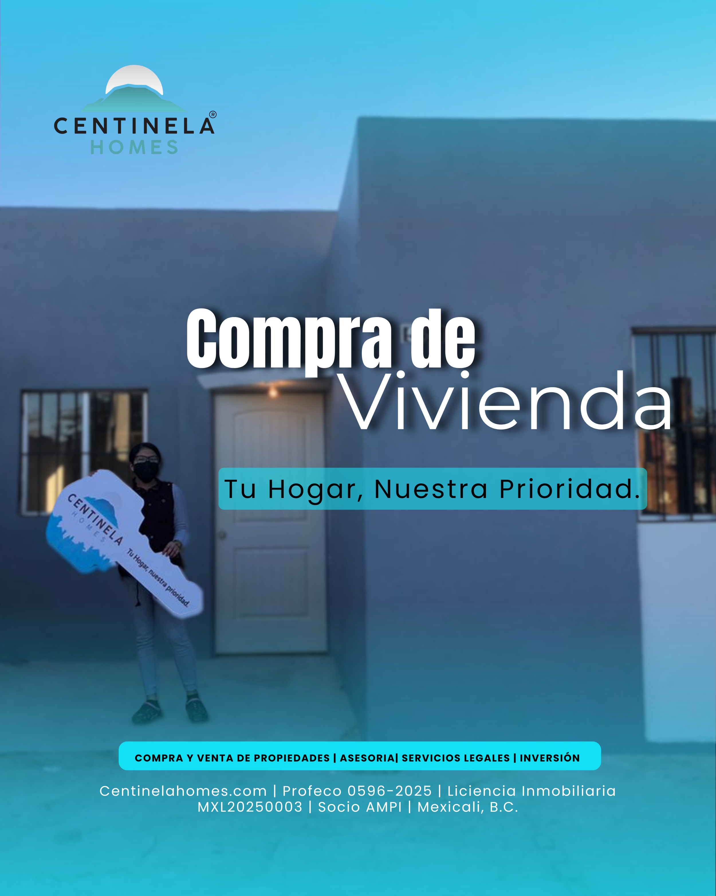 Publicidad de inmobiliaria Centinela Homes en una fachada moderna con logotipo de una montaña con la luna. Persona con mascarilla y camiseta con logotipo de la empresa, sosteniendo un cartel con el mismo logo y el lema 'Tu Hogar, Nuestra Prioridad'.