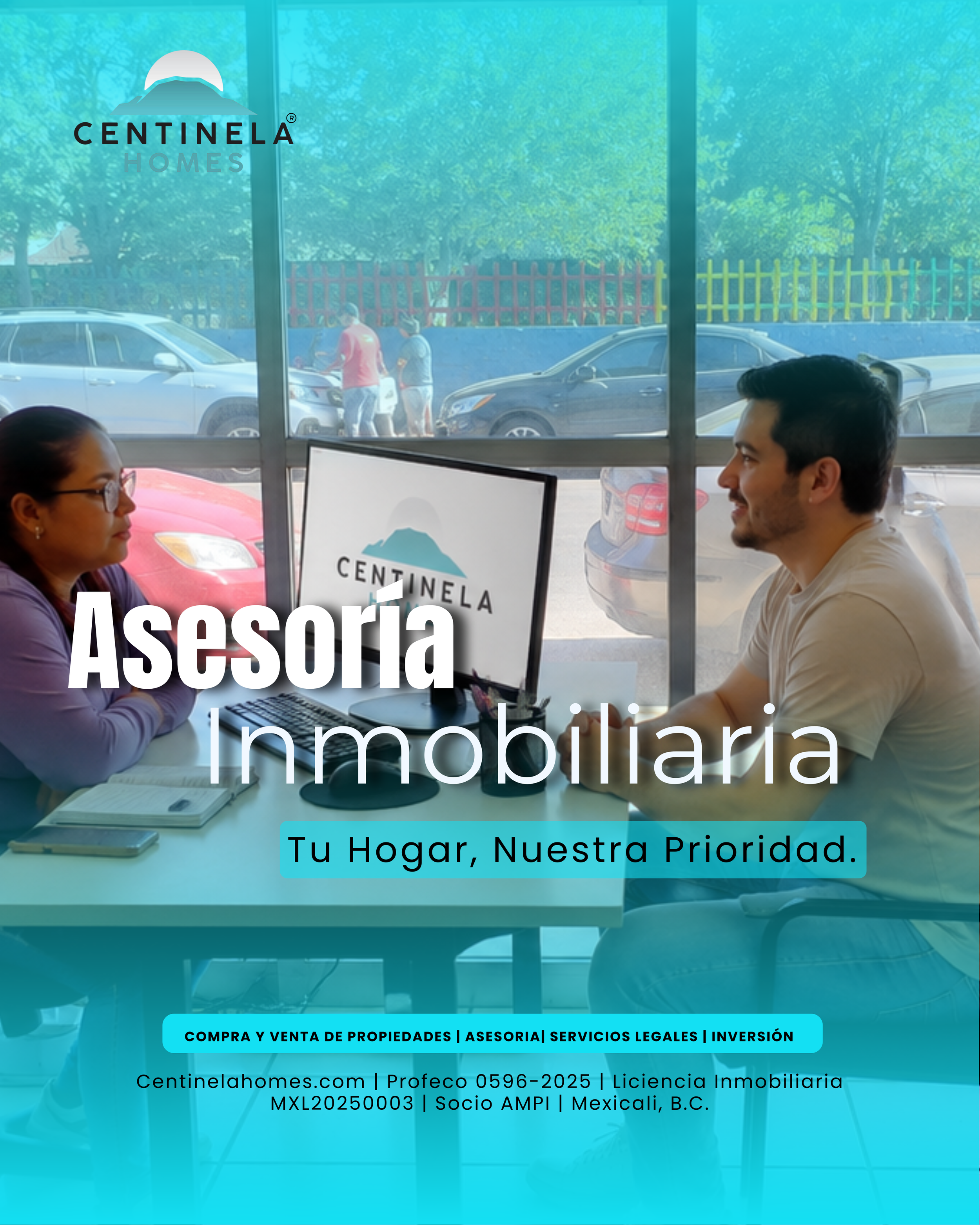 Dos personas conversando en una oficina, con ventanas grandes y coches estacionados afuera. La imagen tiene un logo de la empresa Centinela Homes y texto promocional sobre asesoría inmobiliaria y servicios legales.