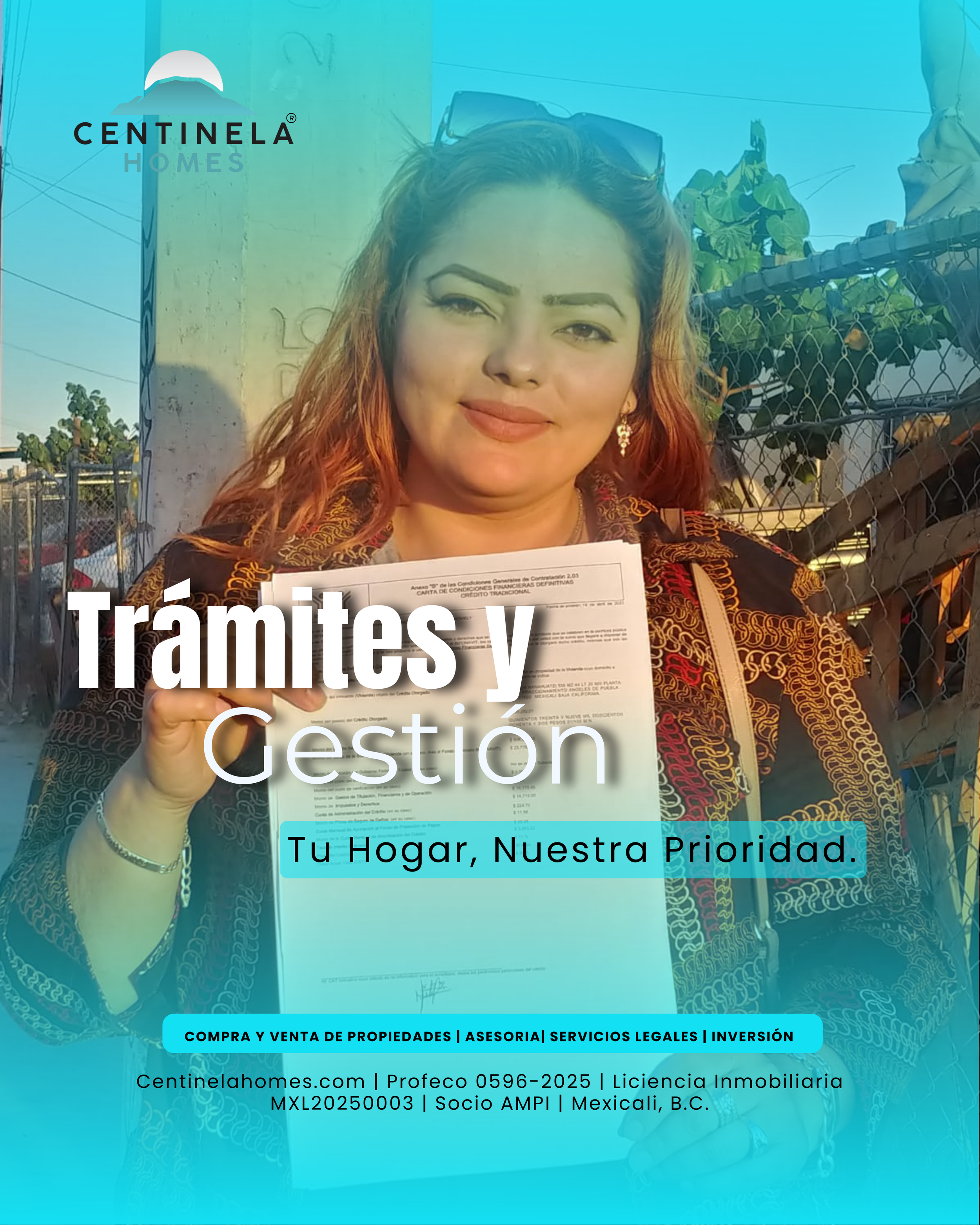Mujer sonriendo frente a una cerca, sosteniendo un documento, publicidad de la empresa inmobiliaria Centinela Homes, con texto que indica servicios de gestión y asesoría en bienes raíces en Mexicali, B.C.