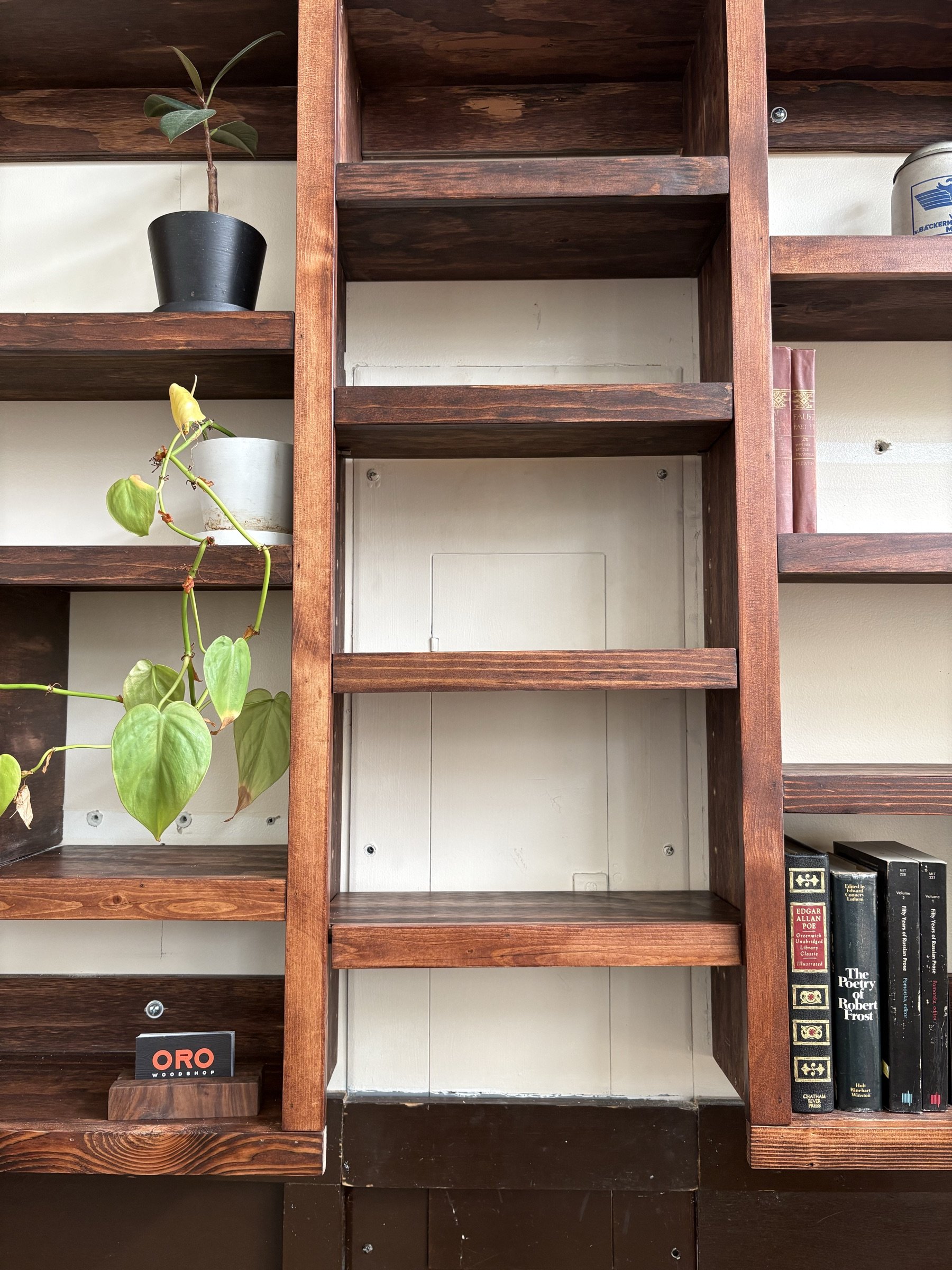Detail of the Fressen bookshelf with the Oro-branded card display.
