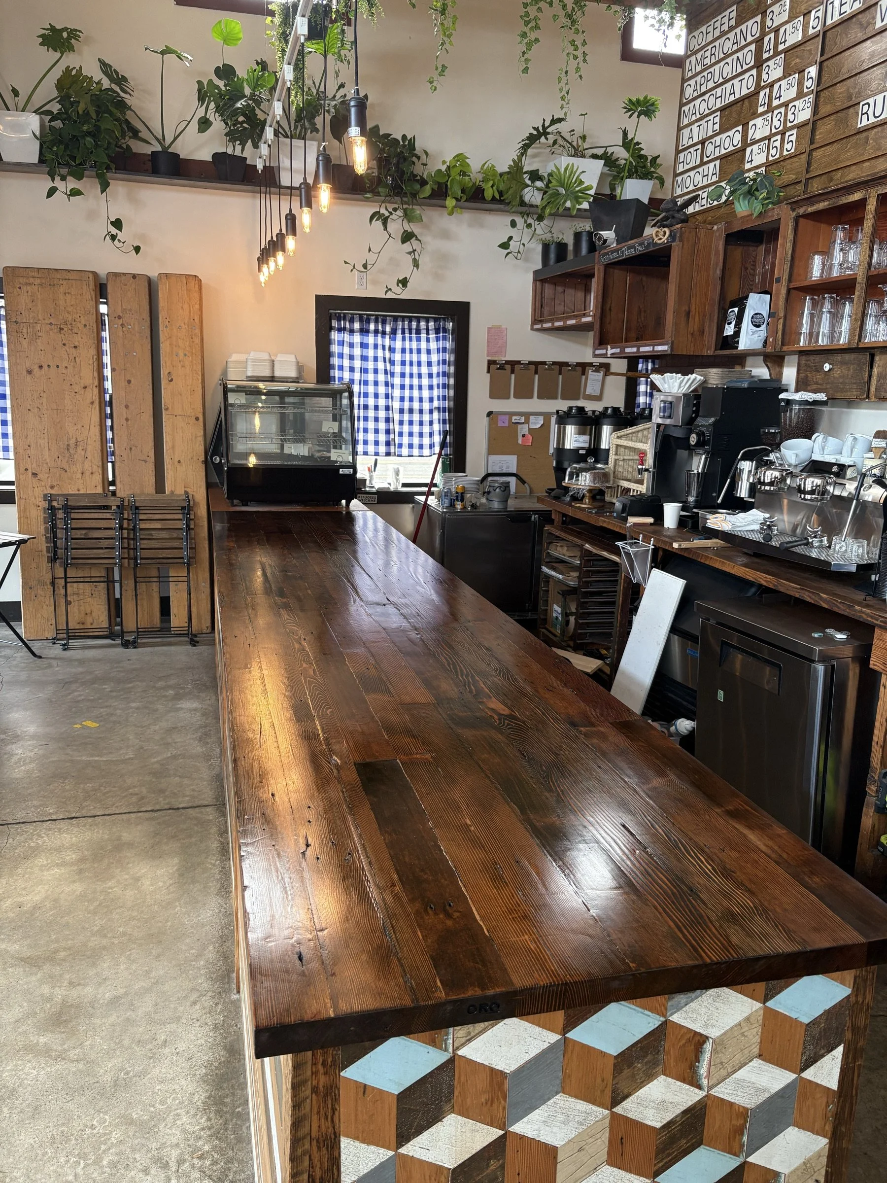 Reclaimed-fir grain running down the front of the Fressen bar top.