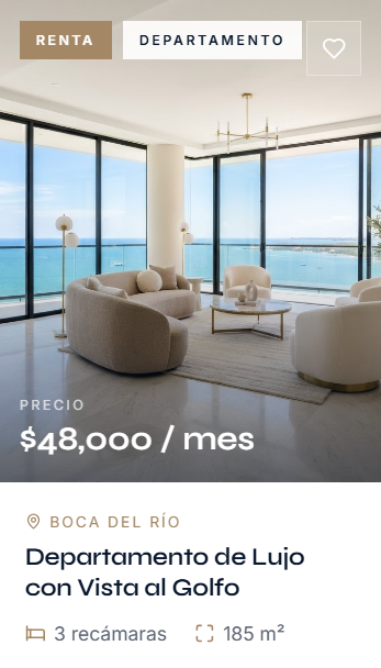 Sala de estar con vista al mar, muebles blancos, grandes ventanas de vidrio, decorada con lámparas y alfombra beige