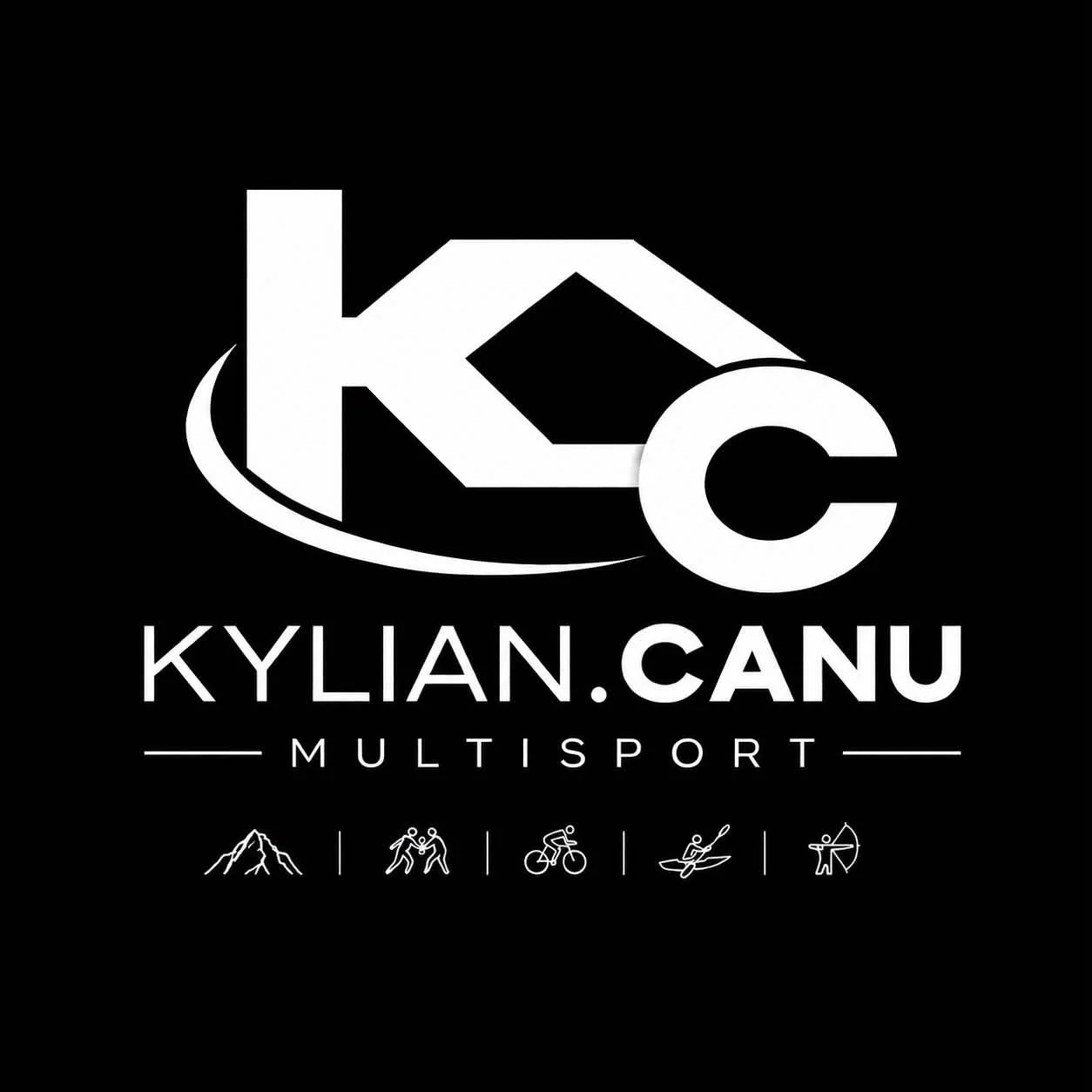 Logo en noir et blanc pour KYLIAN.CANU Multisport, avec des icônes représentant la montagne, la course, le vélo, le kayak et le tir à l'arc