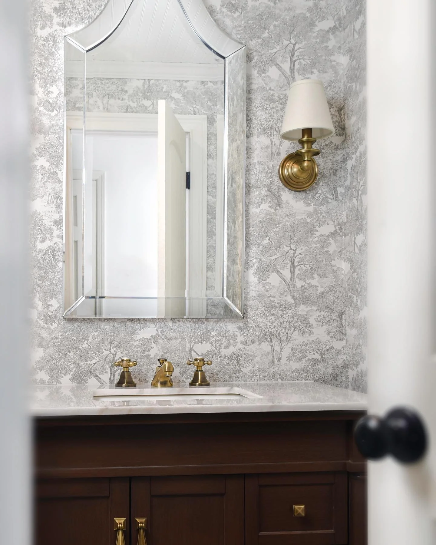 @oneroomchallenge week 6 was all about the details! Swipe to see our pretty new faucet and toilet lever from @kingstonbrass and read more about this week of the challenge in the blog!

#oneroomchallenge #orcat @apartmenttherapy #powderroomdesign #int