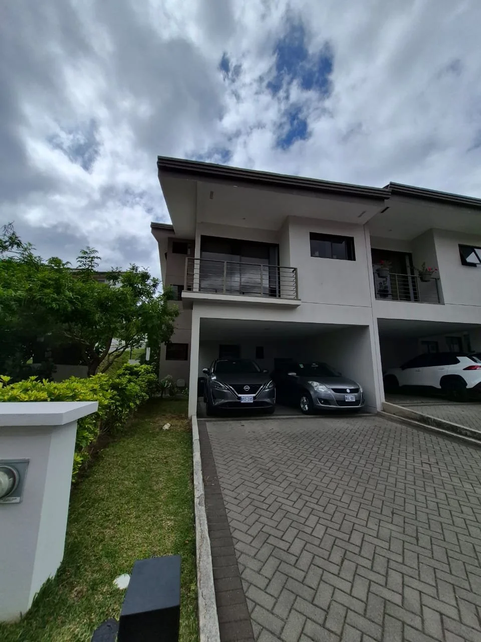 Casa esquinera en el Condominio la Estefana en Sabanilla