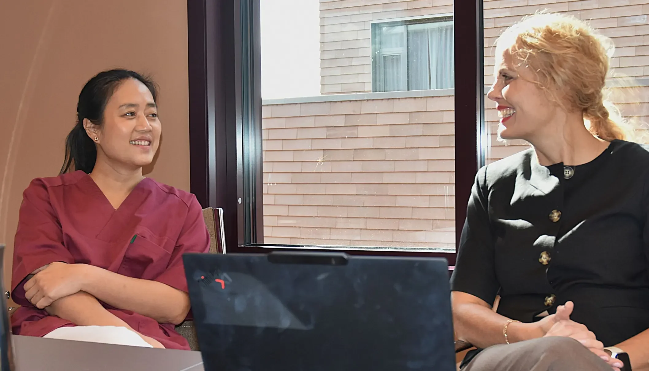 Linda Luu, har åpnet et fastlegekontor med fire hjemler i Drammen Helsepark, og sitter en etasje under Gøril Bergh, daglig leder for helseparken. Foto: Camilla Ø. Ondrckova