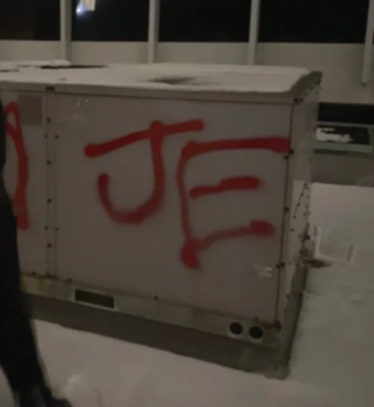 Graffiti with JE written in red
