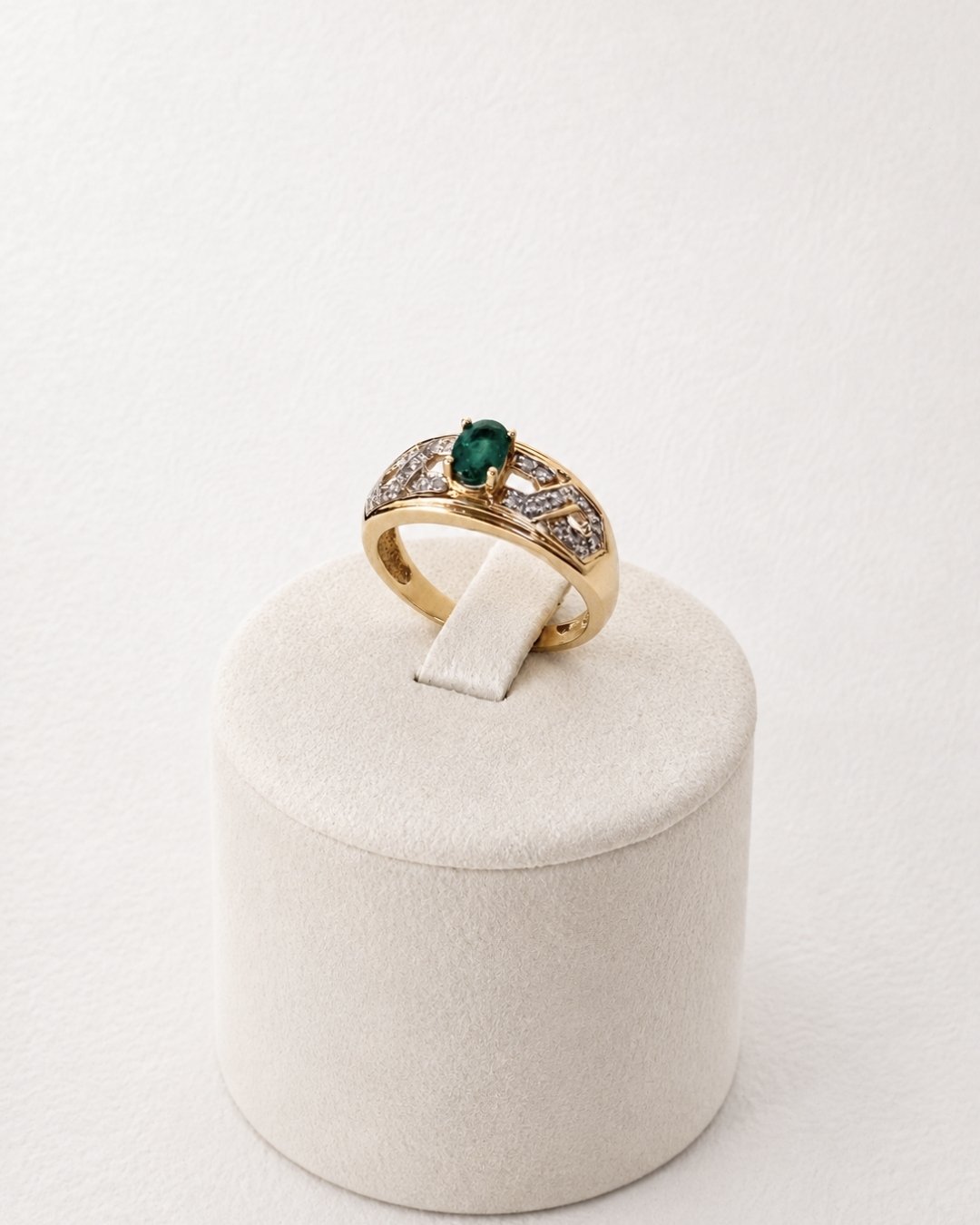 Vintage 10ct Emerald & Diamond Ring