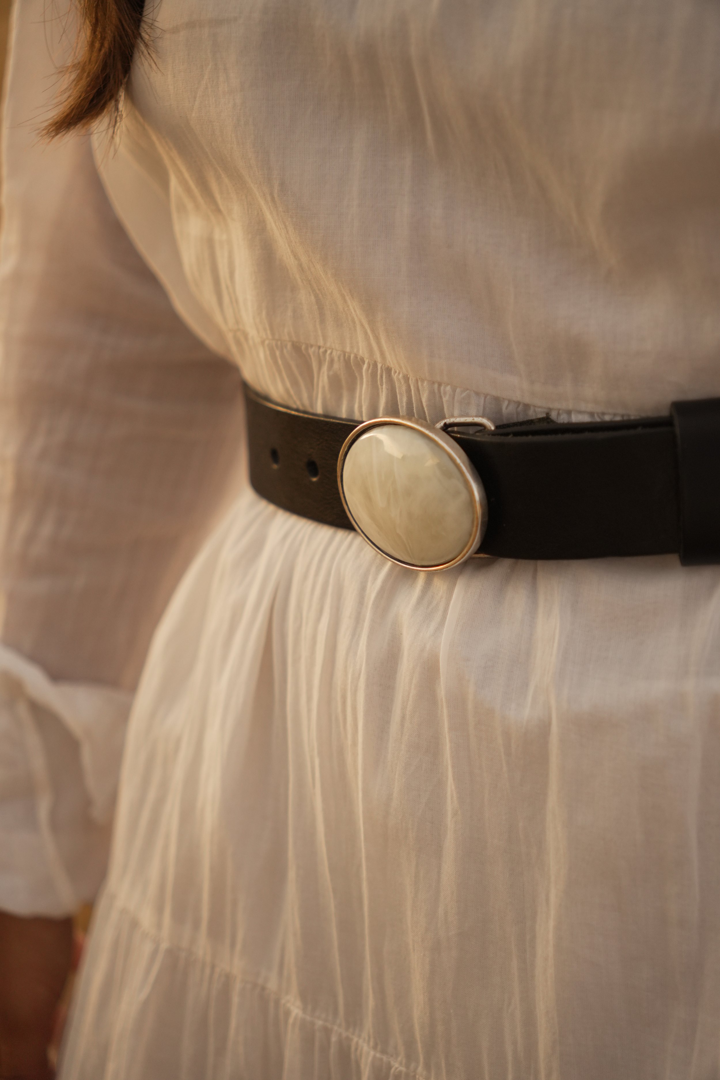 Ceinture noir avec une boucle argent et perle blanche