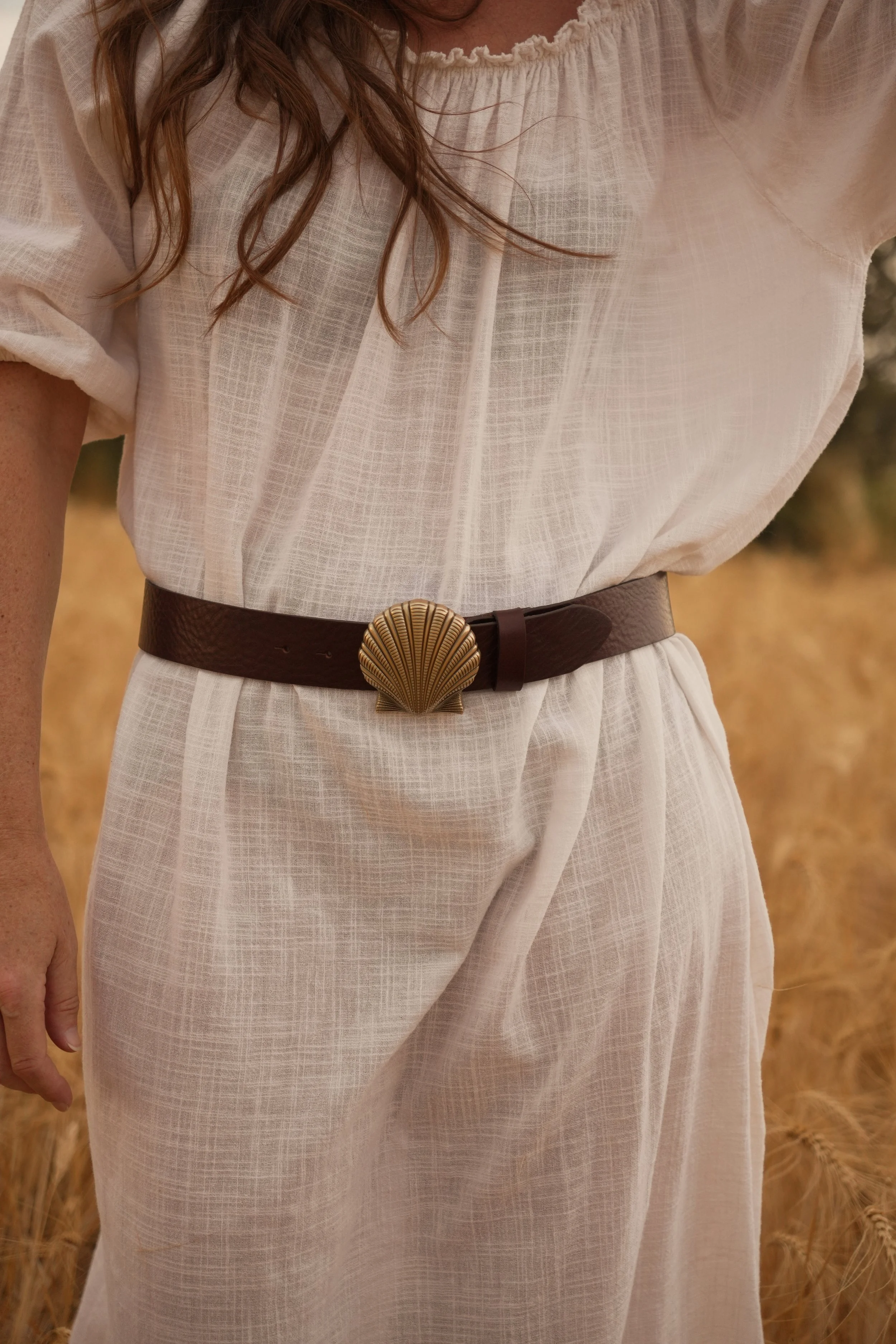 Ceinture en cuir marron et boucle coquillage dorée