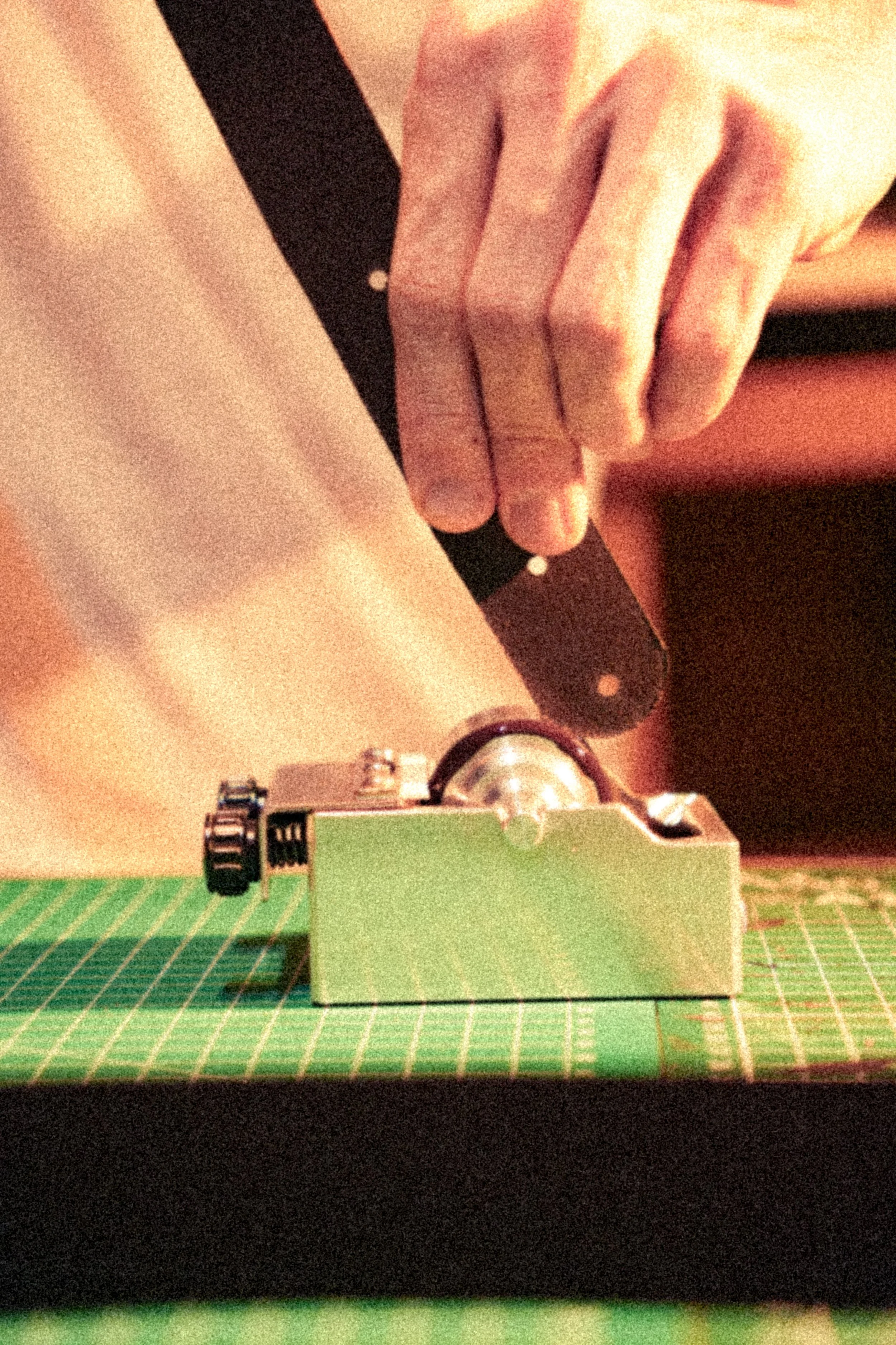 Etape de création d'une ceinture en cuir fabriquée en France : la teinture de trance