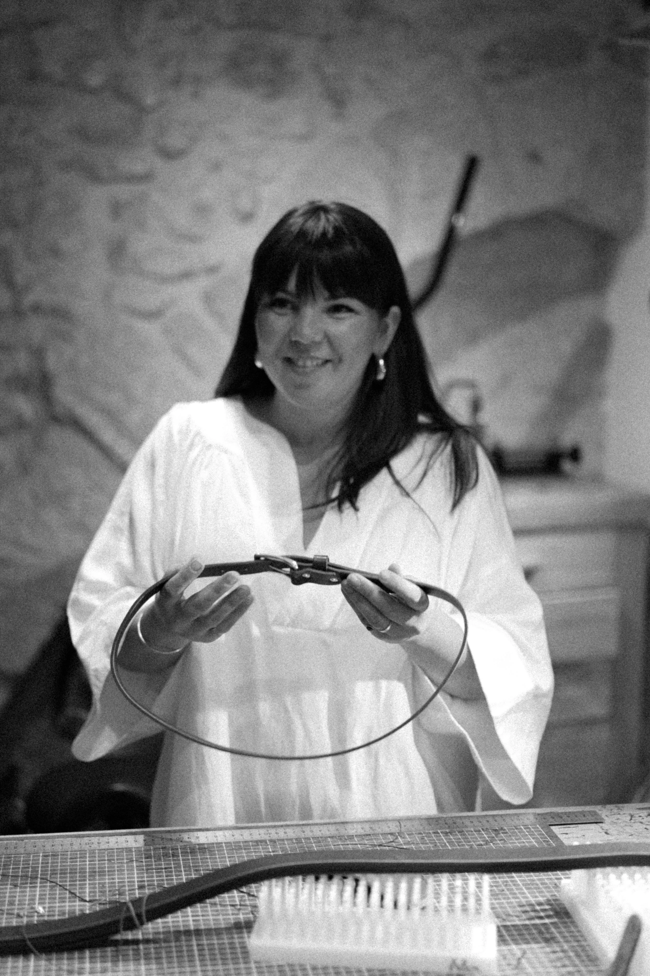 Lauriane Gorit tenant un de ses modèles de ceinture Atelier Nappa