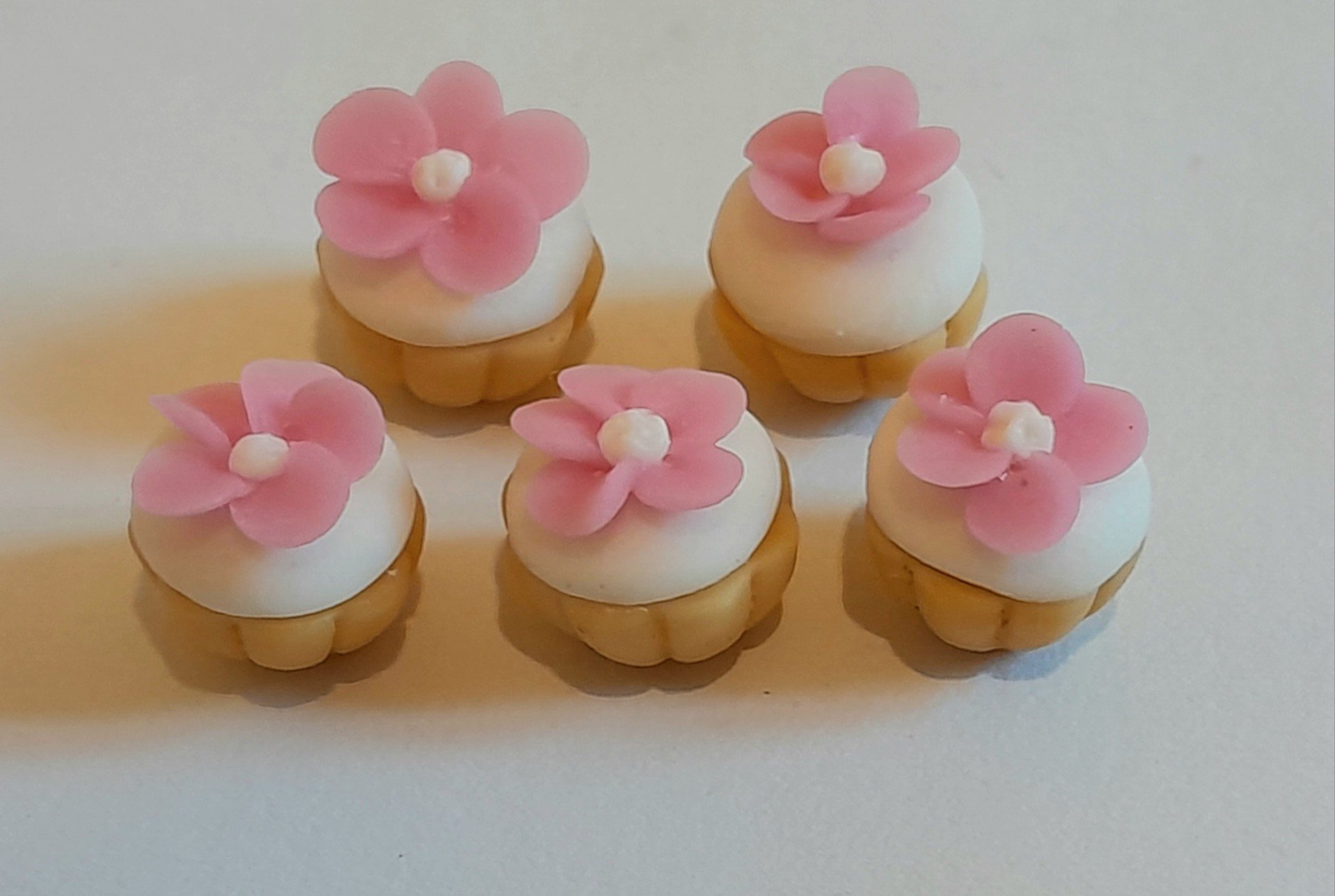 Dollhouse Miniature Mixed Flower Cupcakes * Doll Mini Food Tiny Cupcake Cake Set