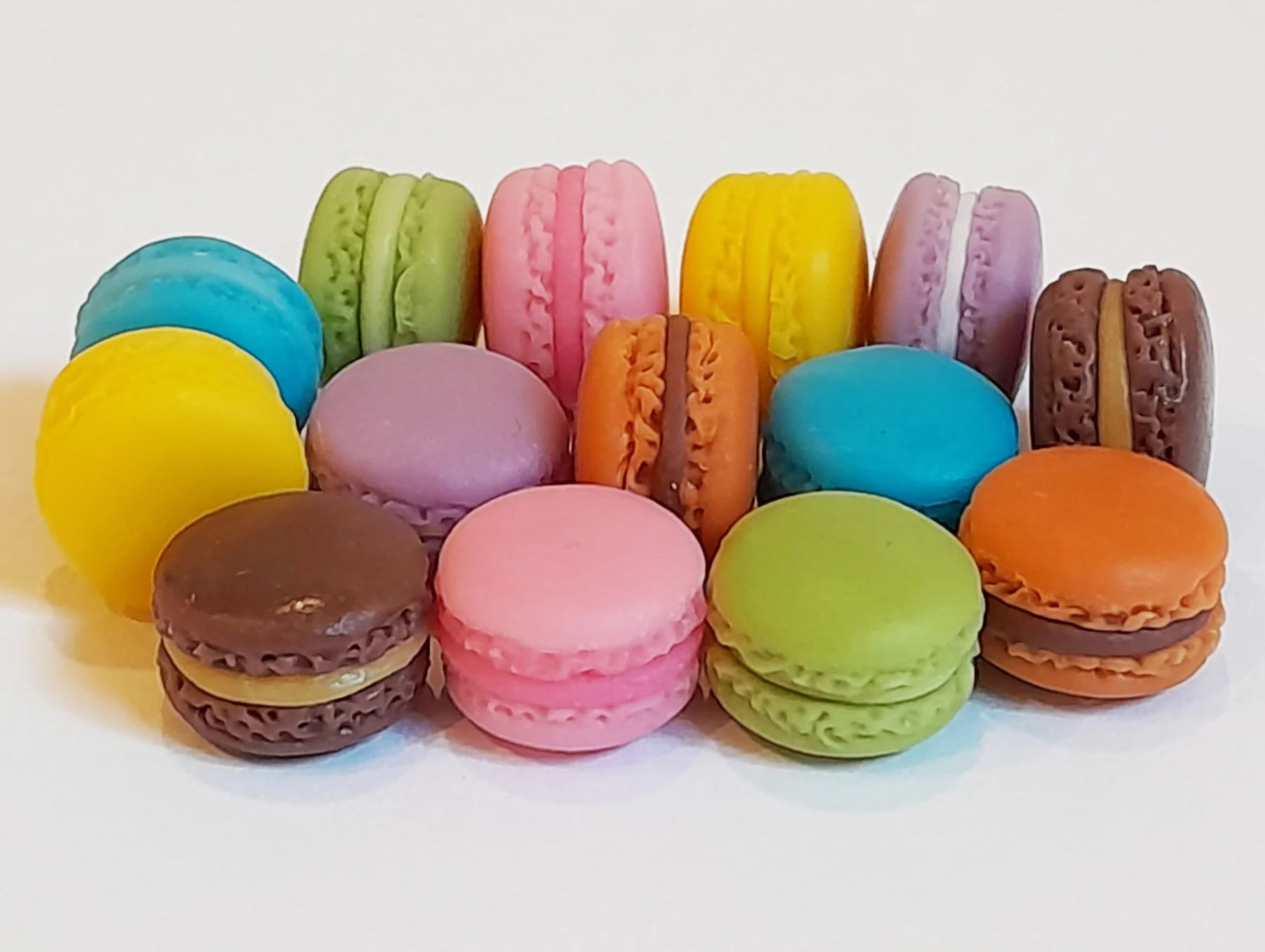 100 Mixed Dollhouse Miniature Macarons Doll Mini Food Macaroon Cakes Bakery Wholesale