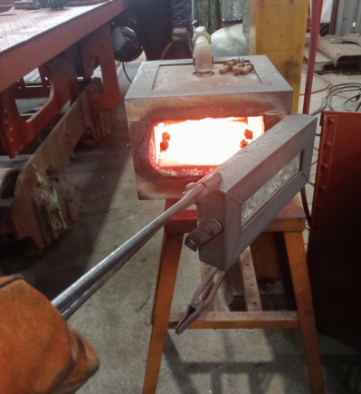 Furnace for hot rivets.