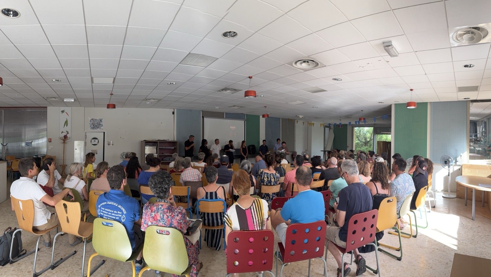 Assemblée dans grande salle