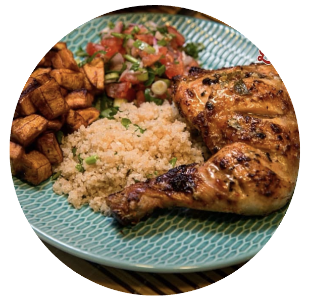 Plat avec poulet grillé, taro frits, couscous, et salade de tomates et oignons