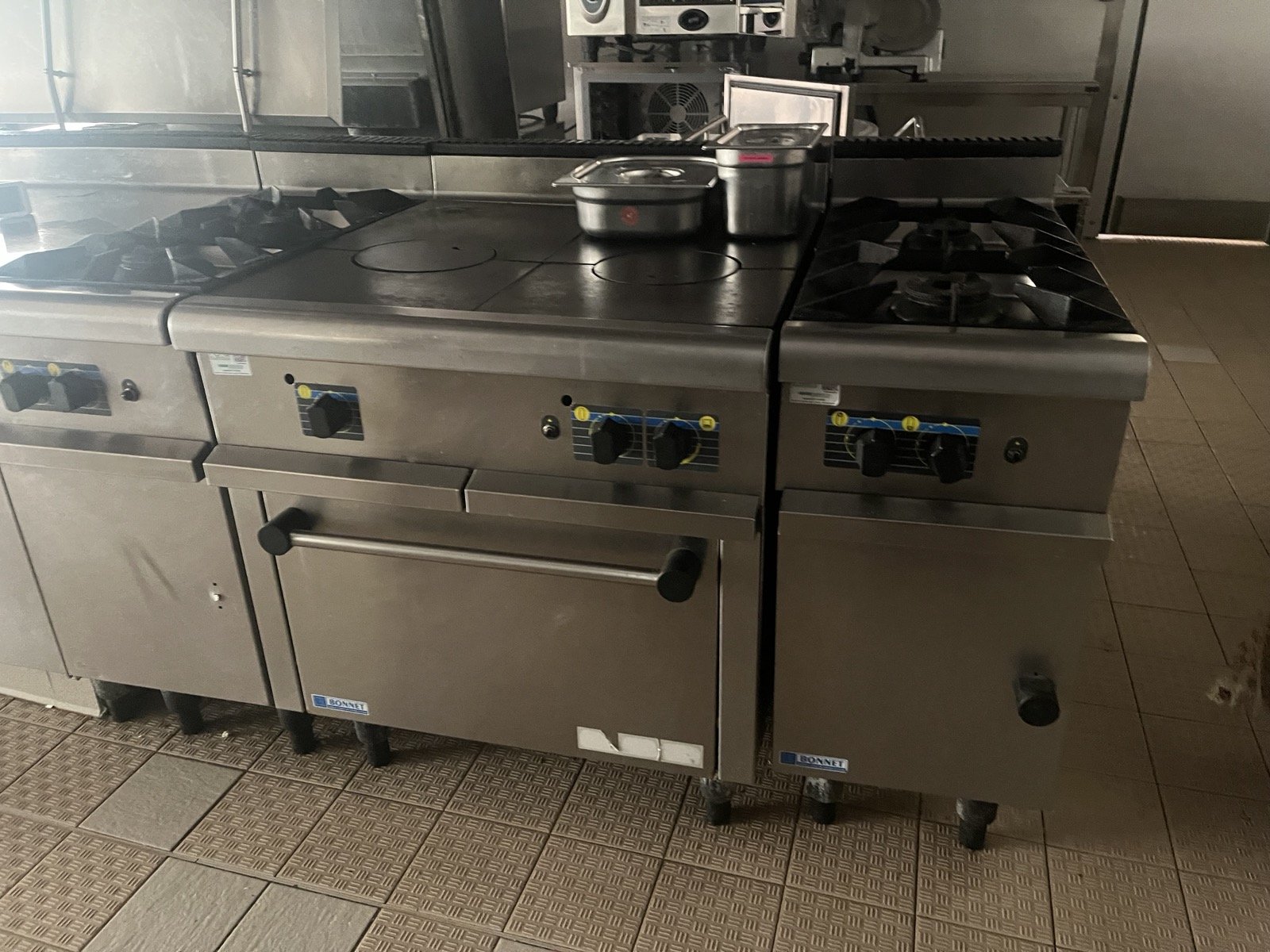 Photo fours et plaques de cuisson cuisine professionnelle