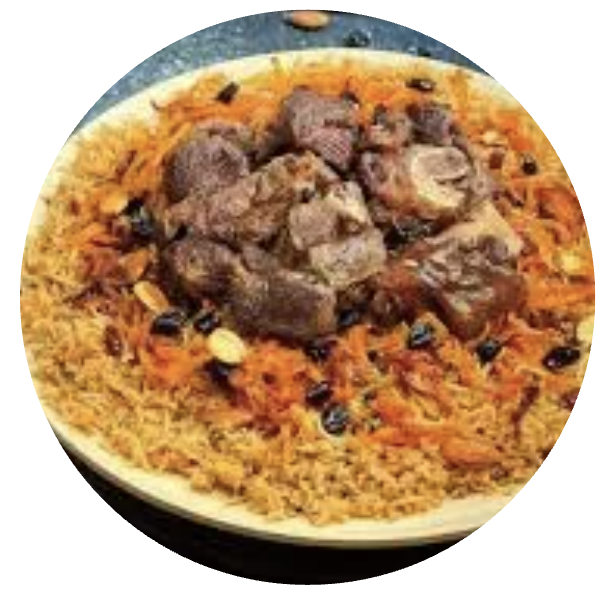Plat de riz aux légumes avec morceaux de viande au centre.