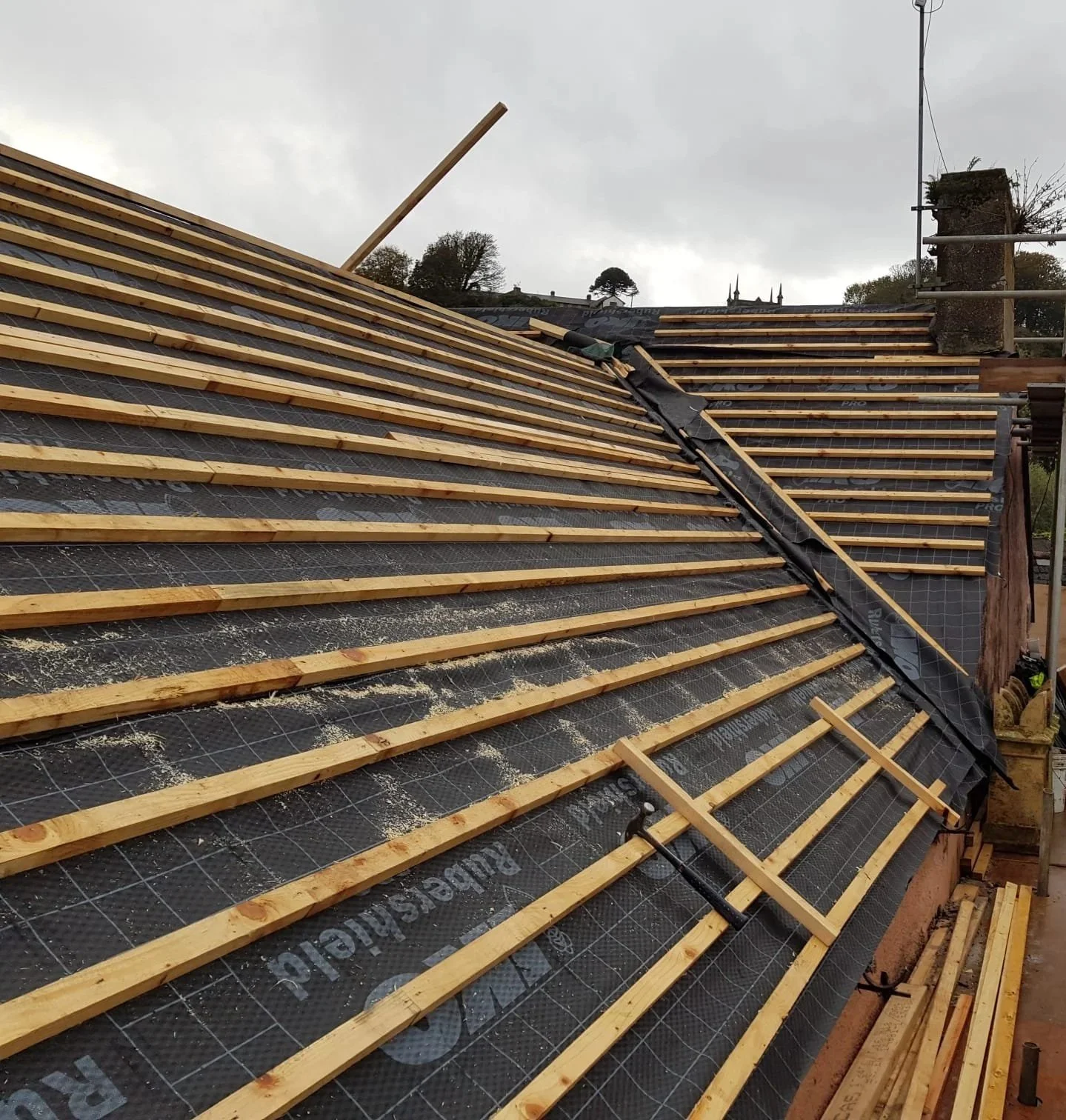 Roof with felt and batons