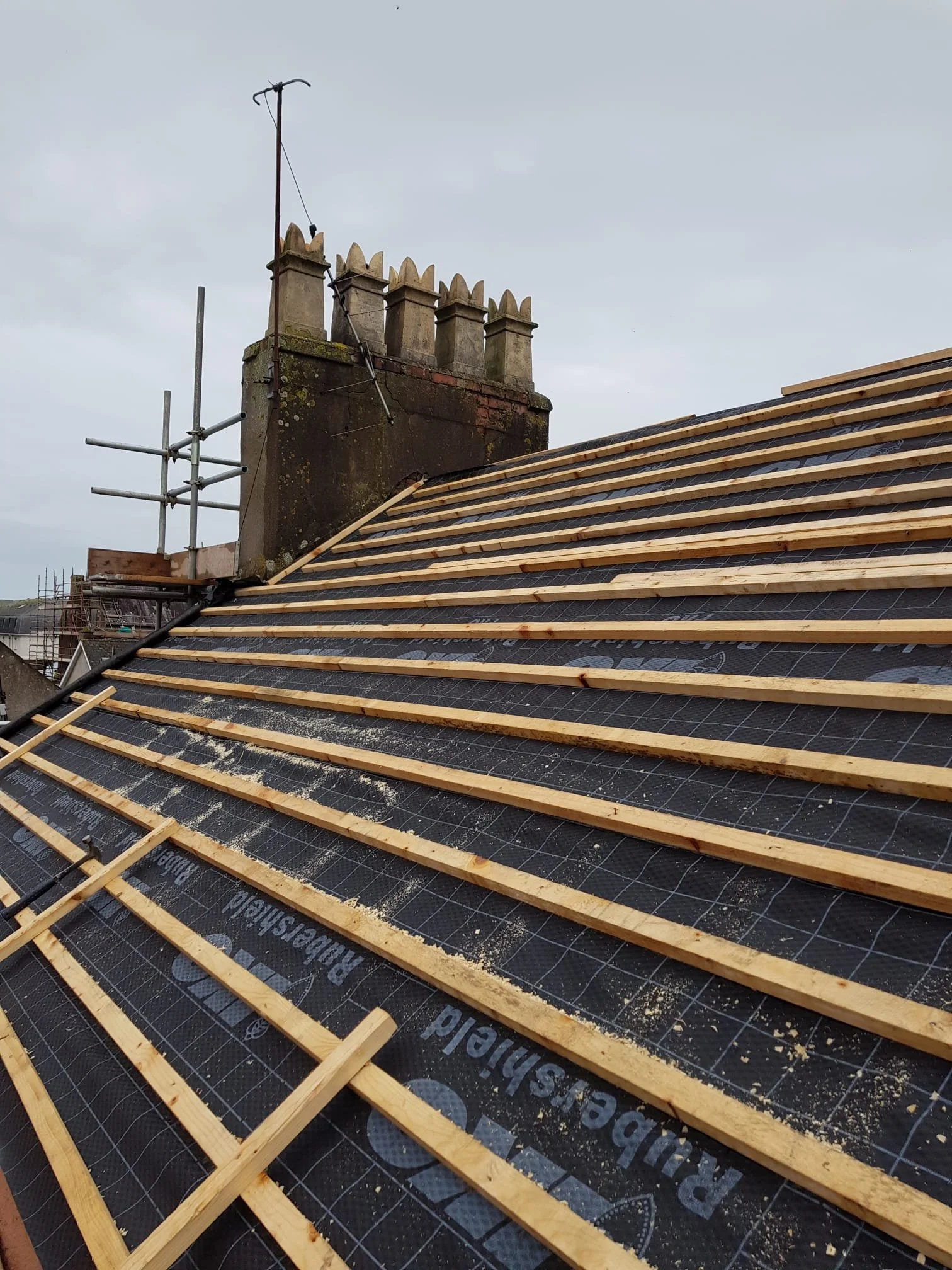 Roof with felt and batons