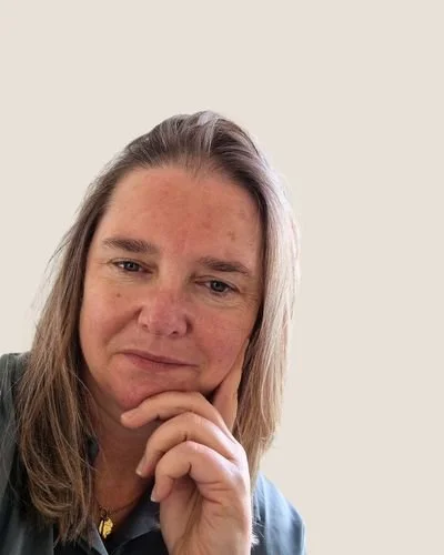 Inge van Wepzz die haar kin met haar hand ondersteunt,