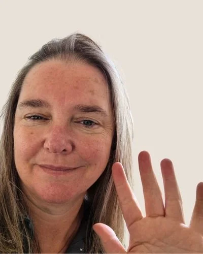 Inge van Wepzz zwaait naar de camera en helpt jou met je online zichtbaarheid