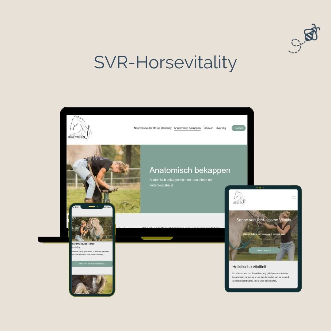 Afbeelding van een website op verschillende apparaten (laptop en smartphones) over SVR-Horsevitality, met foto's van een persoon die met een paard bezig is en teksten in het Nederlands over anatomische bekappen en holistische vitaliteit.