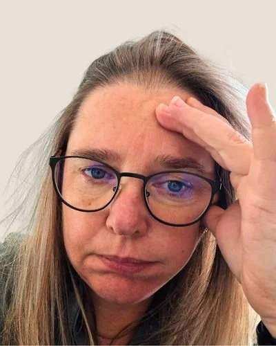 Inge houd haar voorhoofd vast en heeft een serieuze uitdrukking