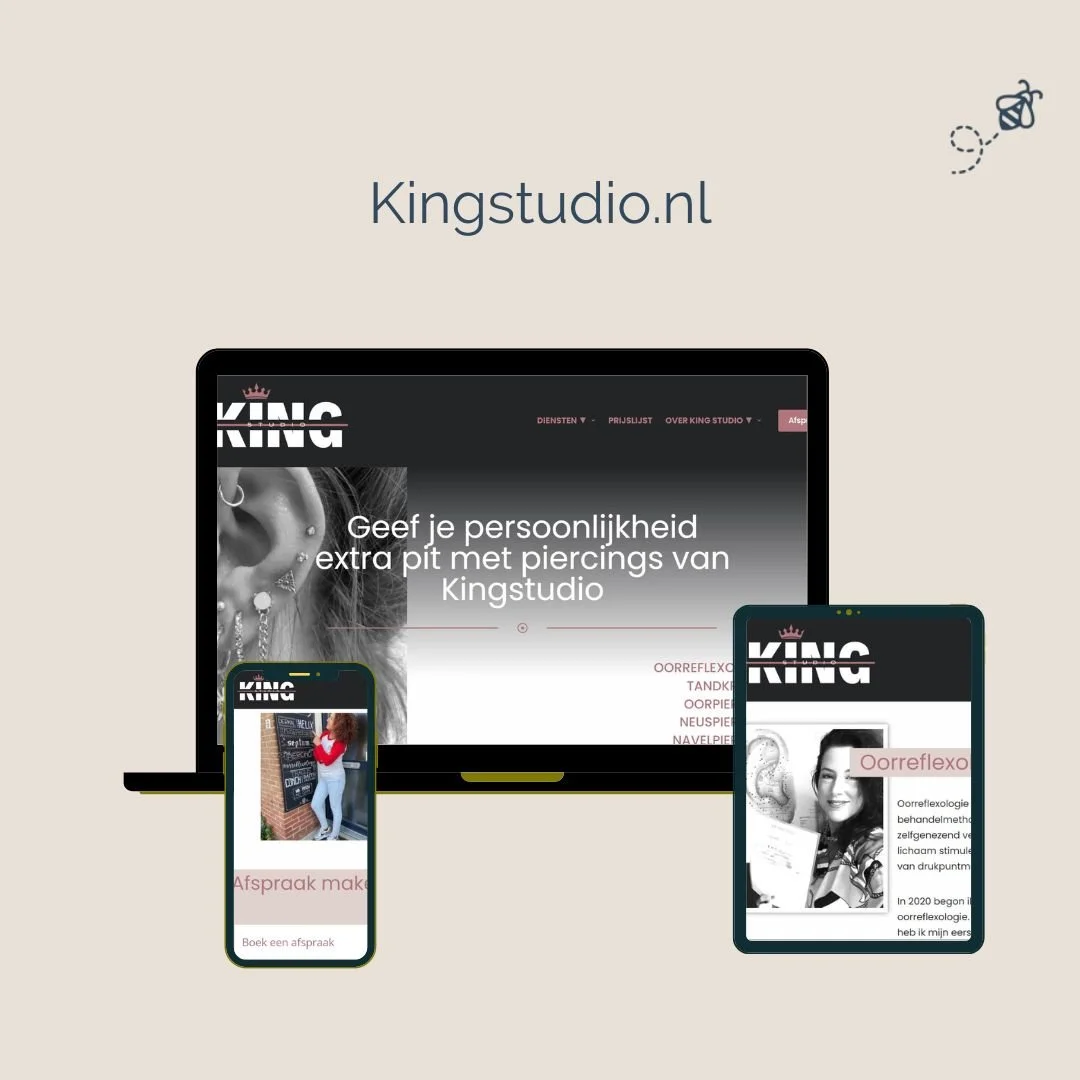 Een grafisch ontwerp met een beige achtergrond, waarop verschillende digitale schermen en een tekst staan. De tekst zegt 'Kingstudio.nl' en de afbeelding toont een website en informatie over piercings en ooraftrekken.