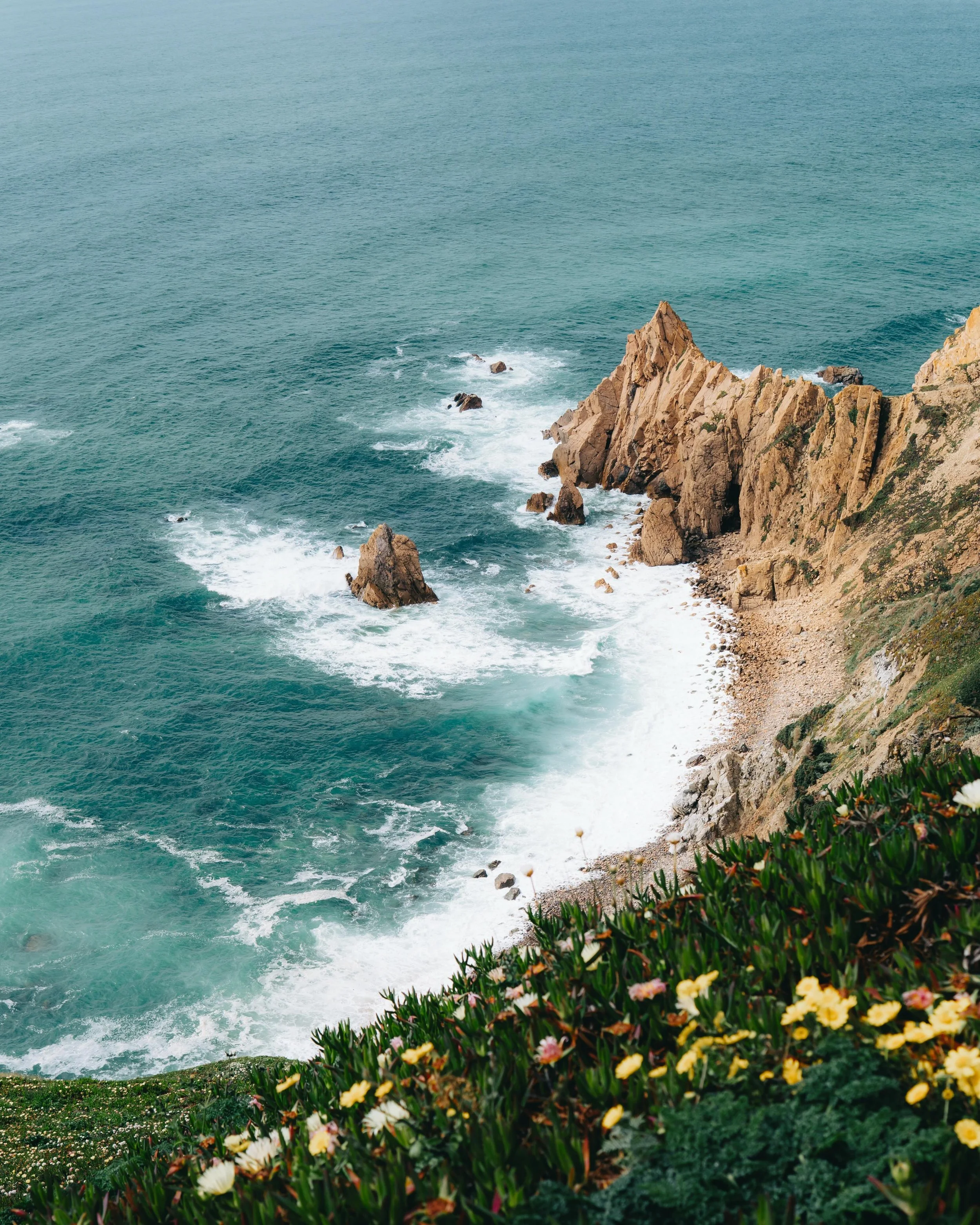 A few more from Cabo da Roca 🌼 Can you spot the birds &amp; people? 👀

📷 Sony A6400 @sony.nordic &amp; Sigma 30mm f1.4 DC DN @sigma.nordic

#portugal #visitportugal #portugalbeaches #cabodaroca #earthminimal