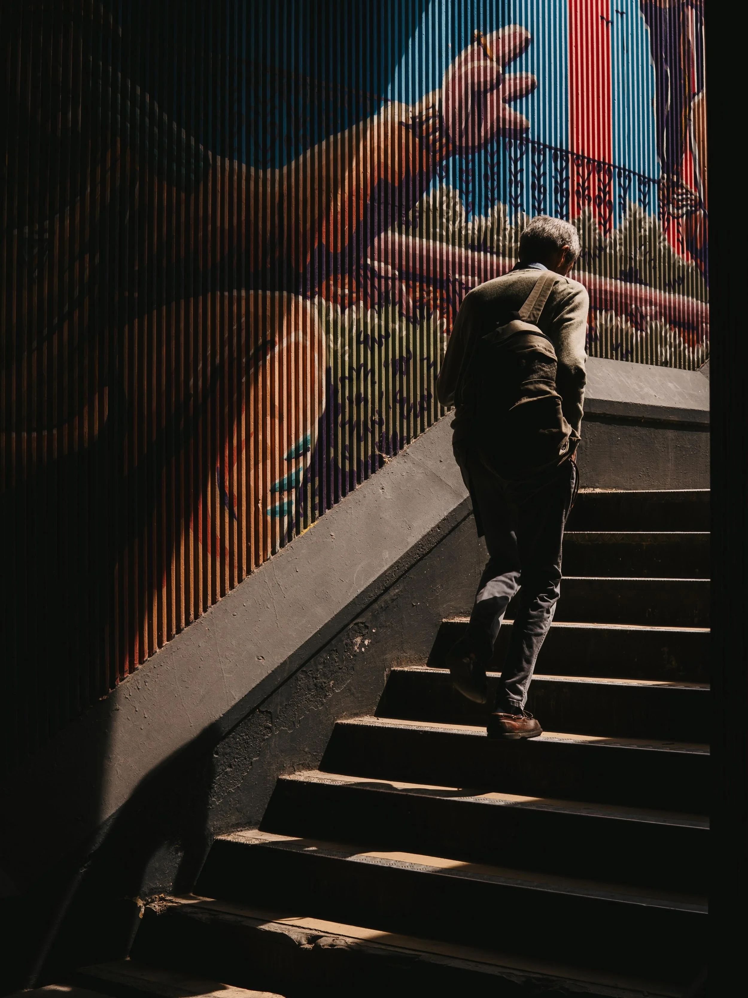 The mural seemed to know the way.

#lisbon #streetphotography #urbanphotography 
📷 Sony A6400 @sony.portugal Sigma 30mm f1.4 DC DN @sigma.nordic