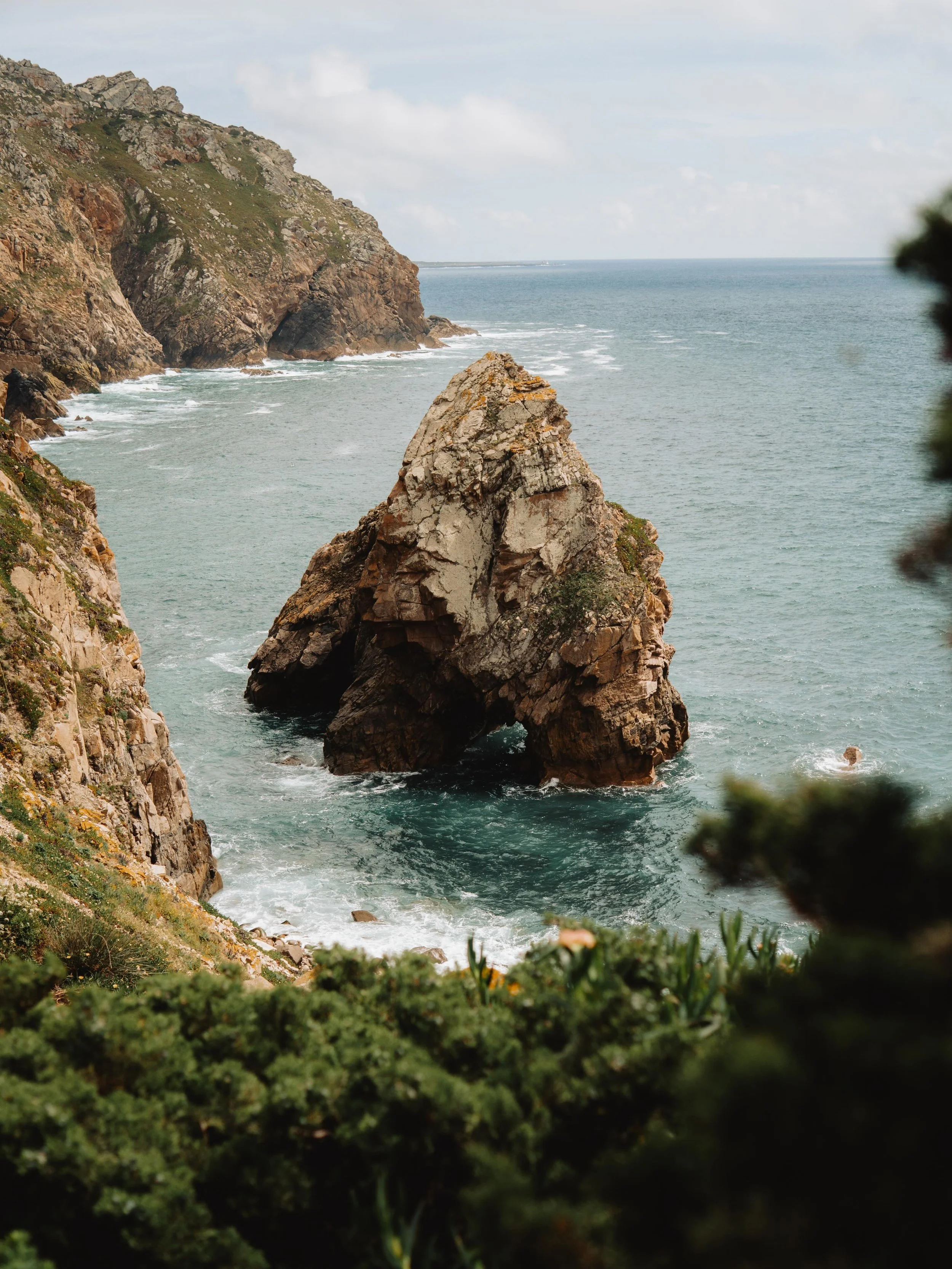 Last weekend in Cabo da Roca, the westernmost point of mainland Europe. 

The morning was rainy and I wasn&rsquo;t sure if I should do the day trip from Lisbon or not. Really glad I went anyway 🌤️

#cabodaroca #portugalbeaches #portugalnature #visit