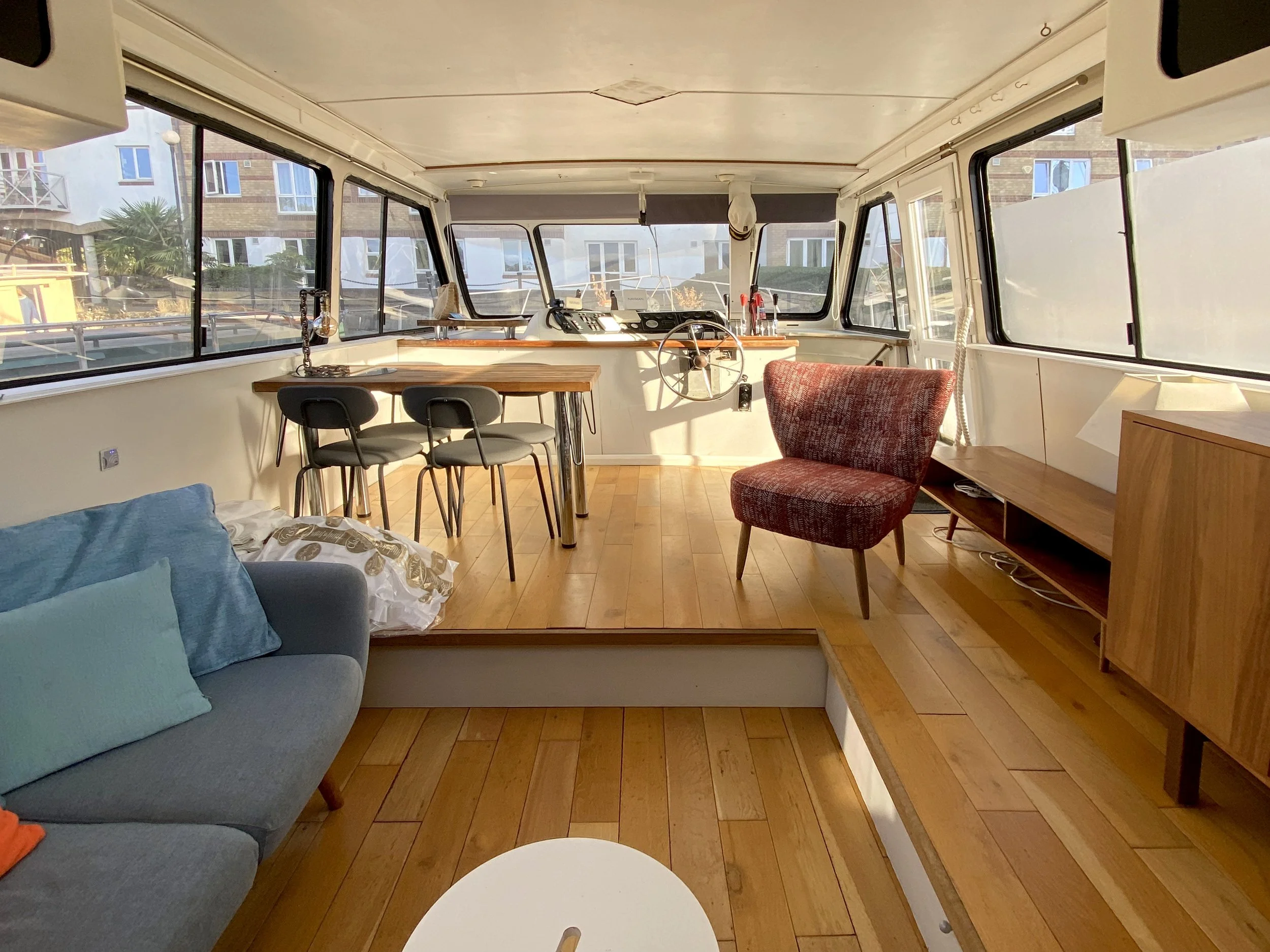 Large Spacious, Rare USA Style Houseboat