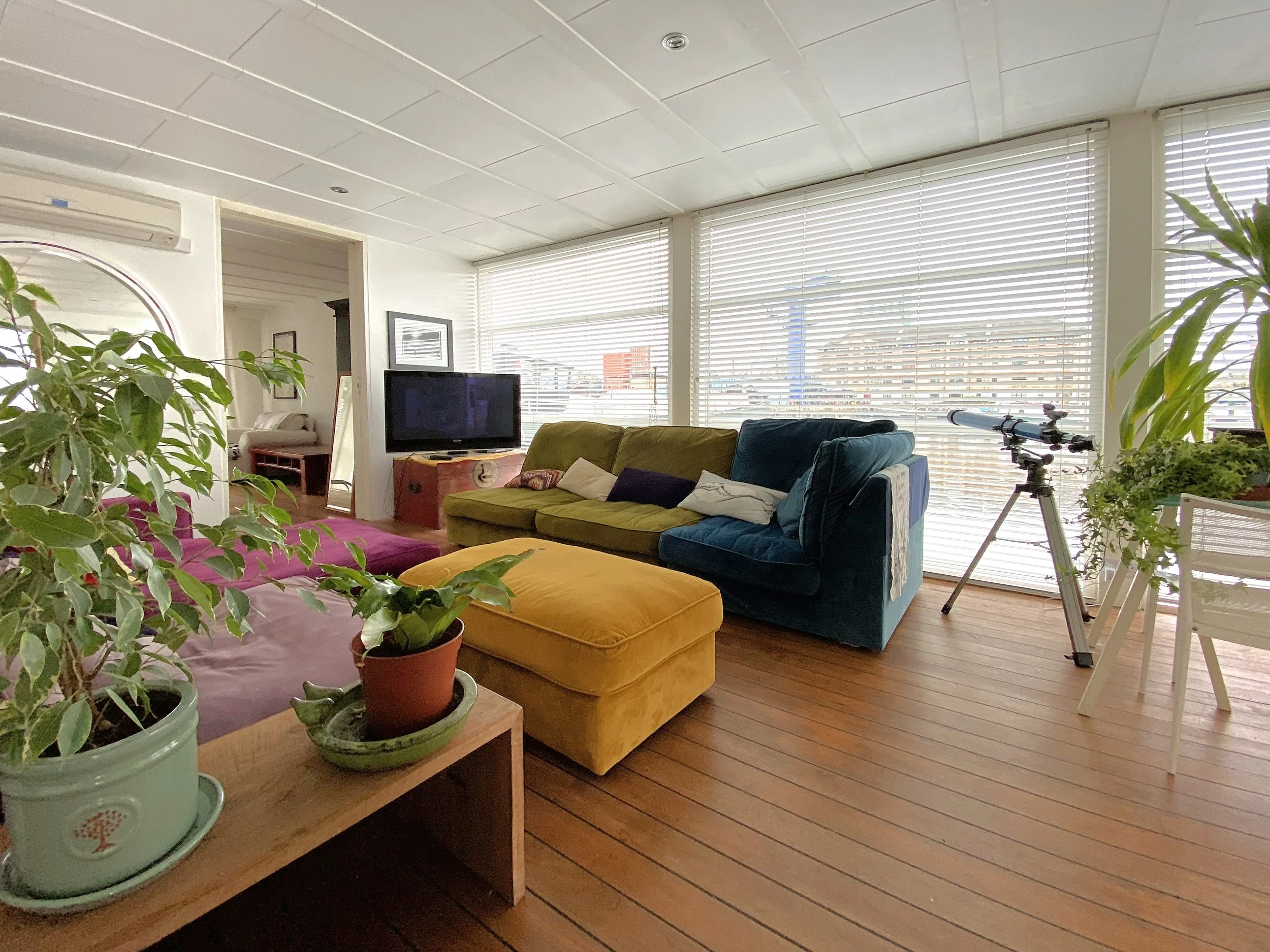 Unique 3 x Bed Houseboat
