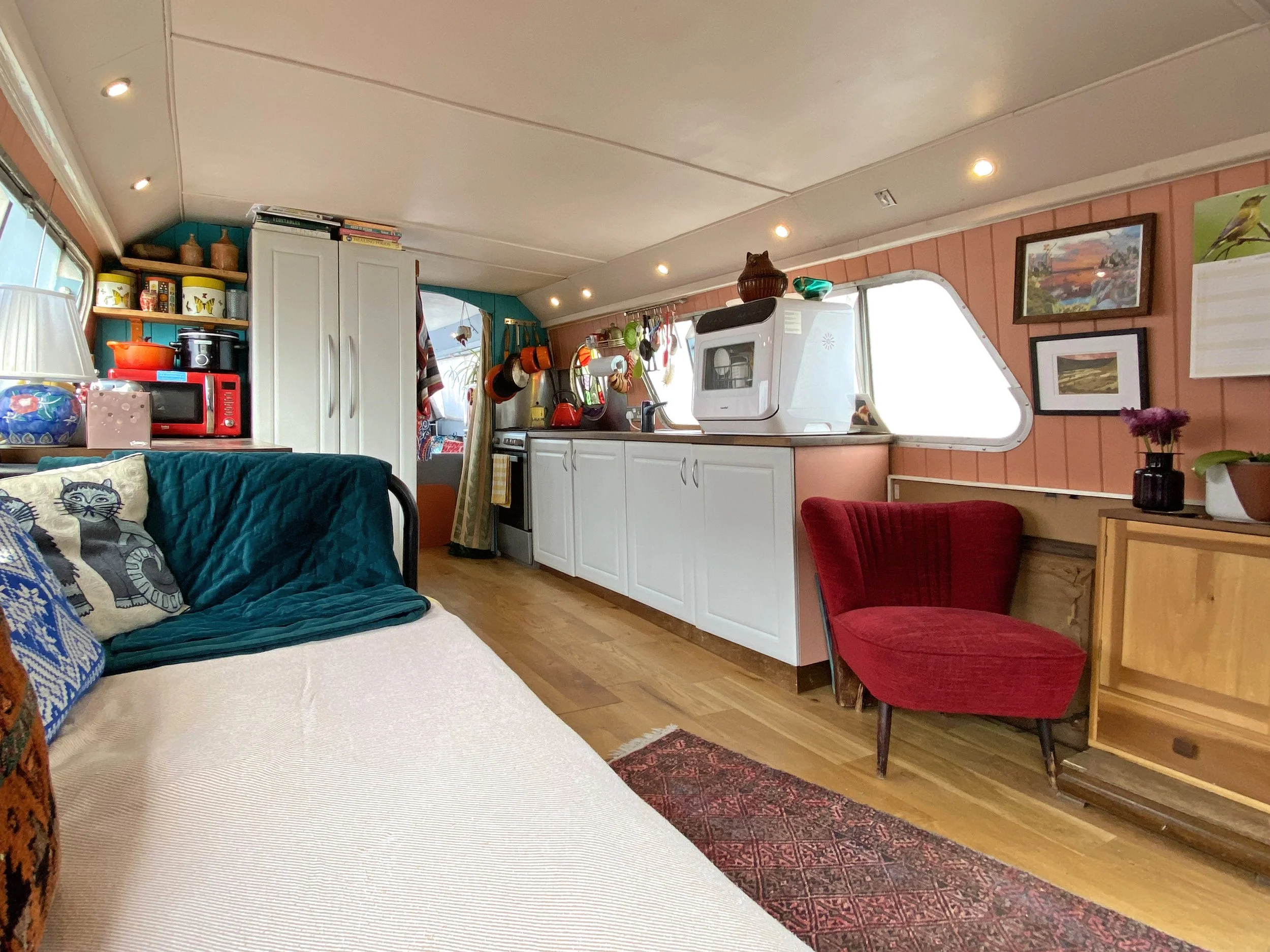Lounge Kitchen 2.jpg