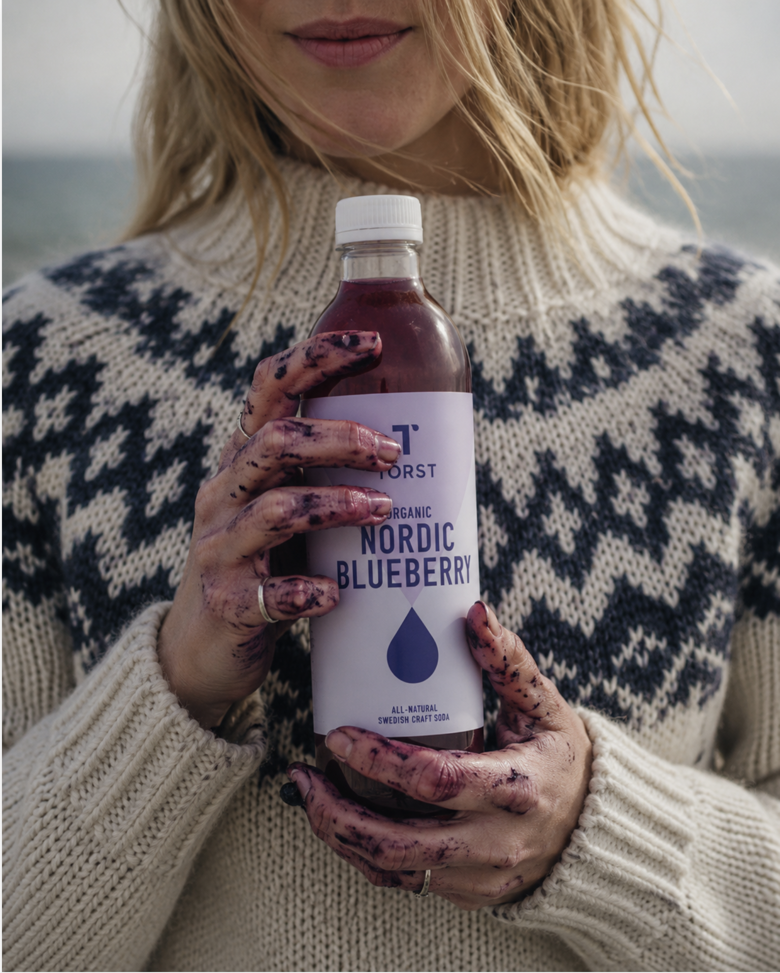 Ai image of a woman holding a bottle of Törst drink.