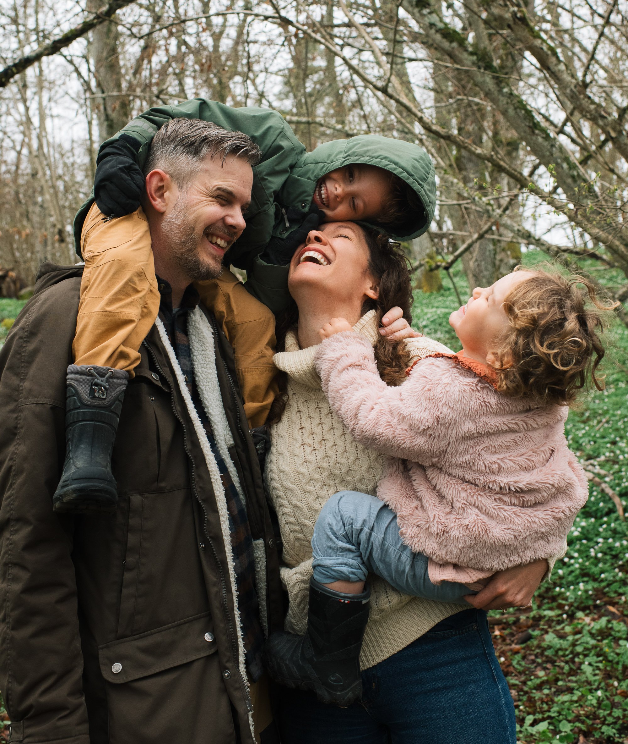 family of 4 photoshoot in the swedish forest candid photography Stockholm, Norrtälje