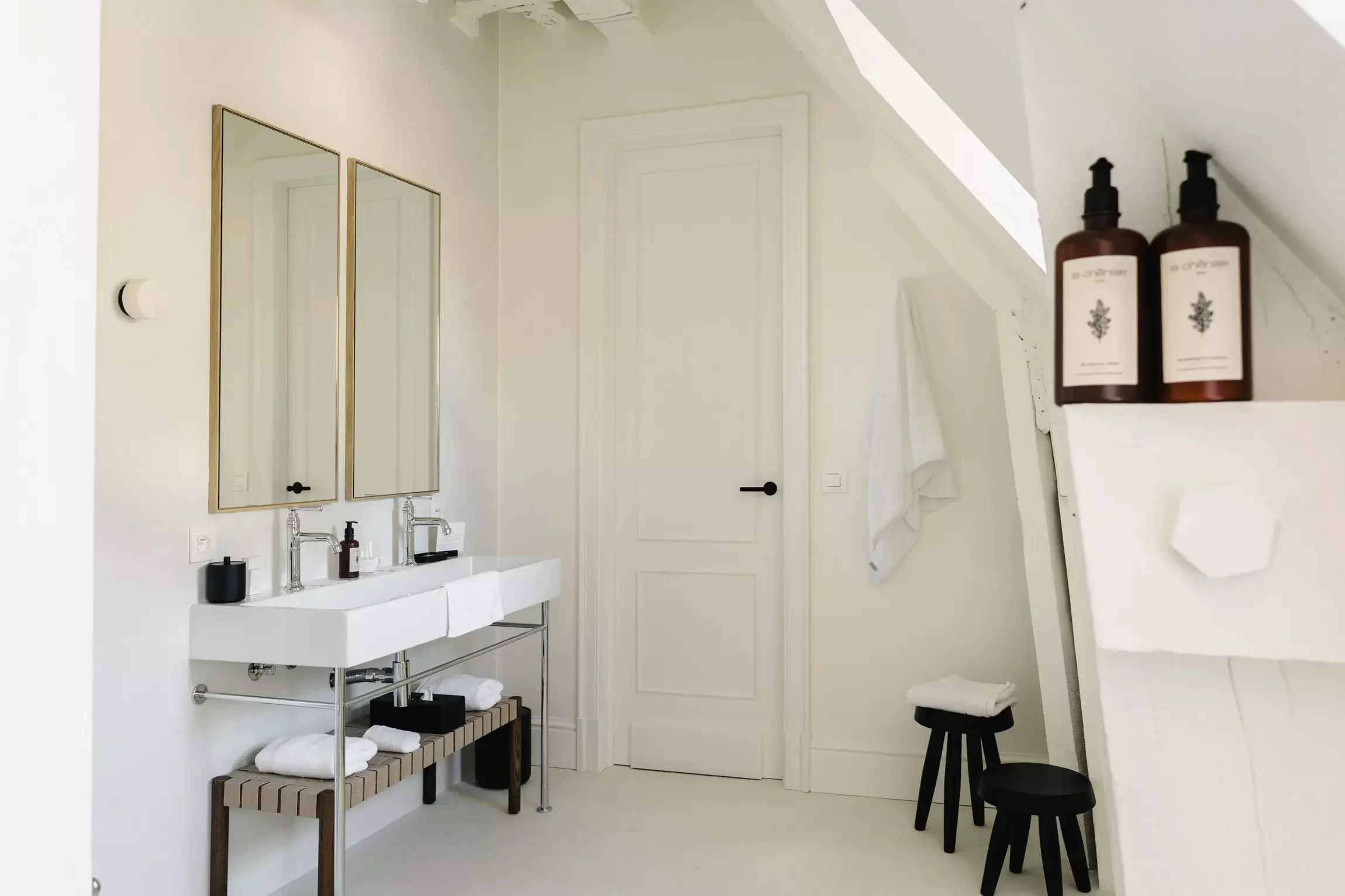 Salle de bain minimaliste, Mortex, charpente, design ancien et contemporain en harmonie