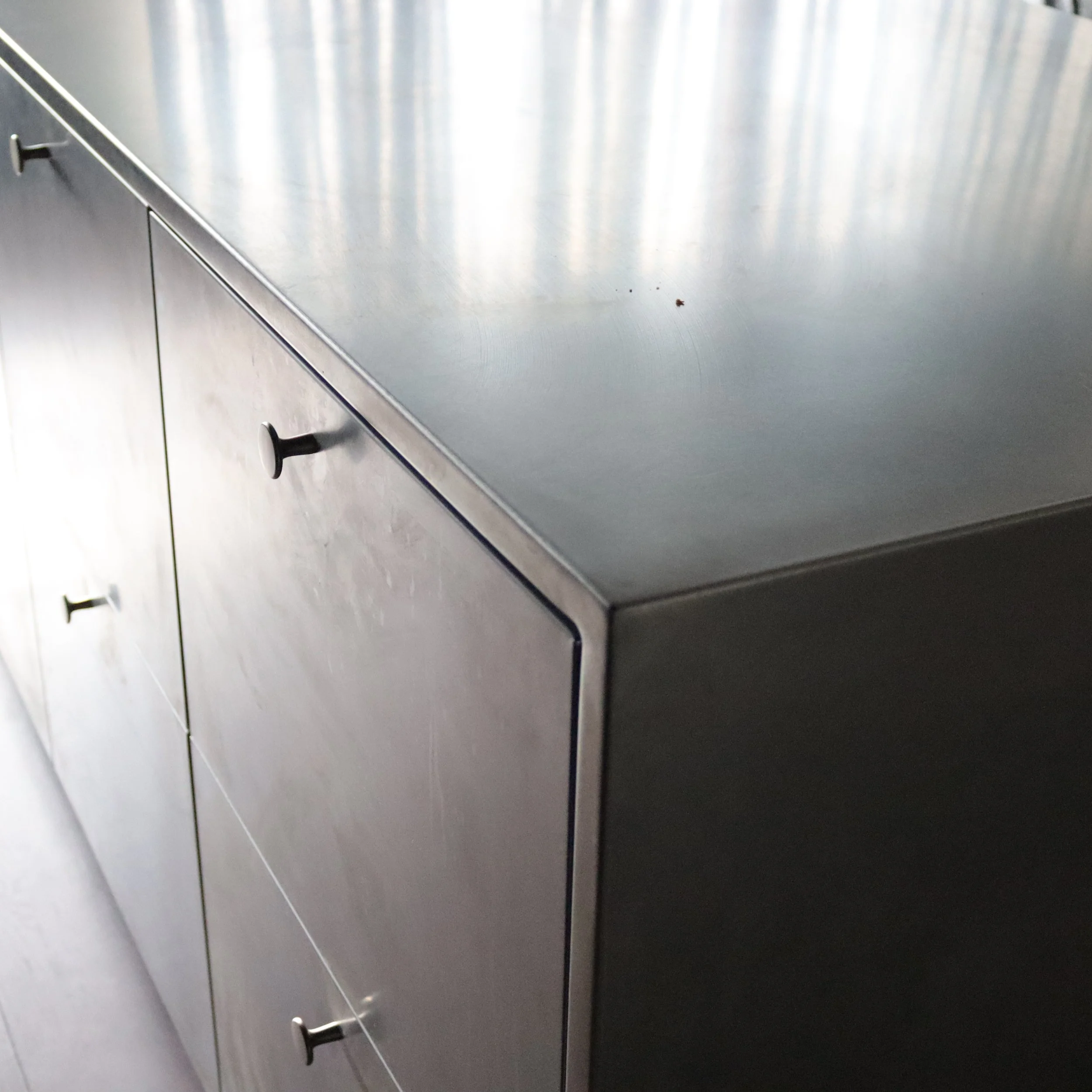 armoire en métal avec poignée noire