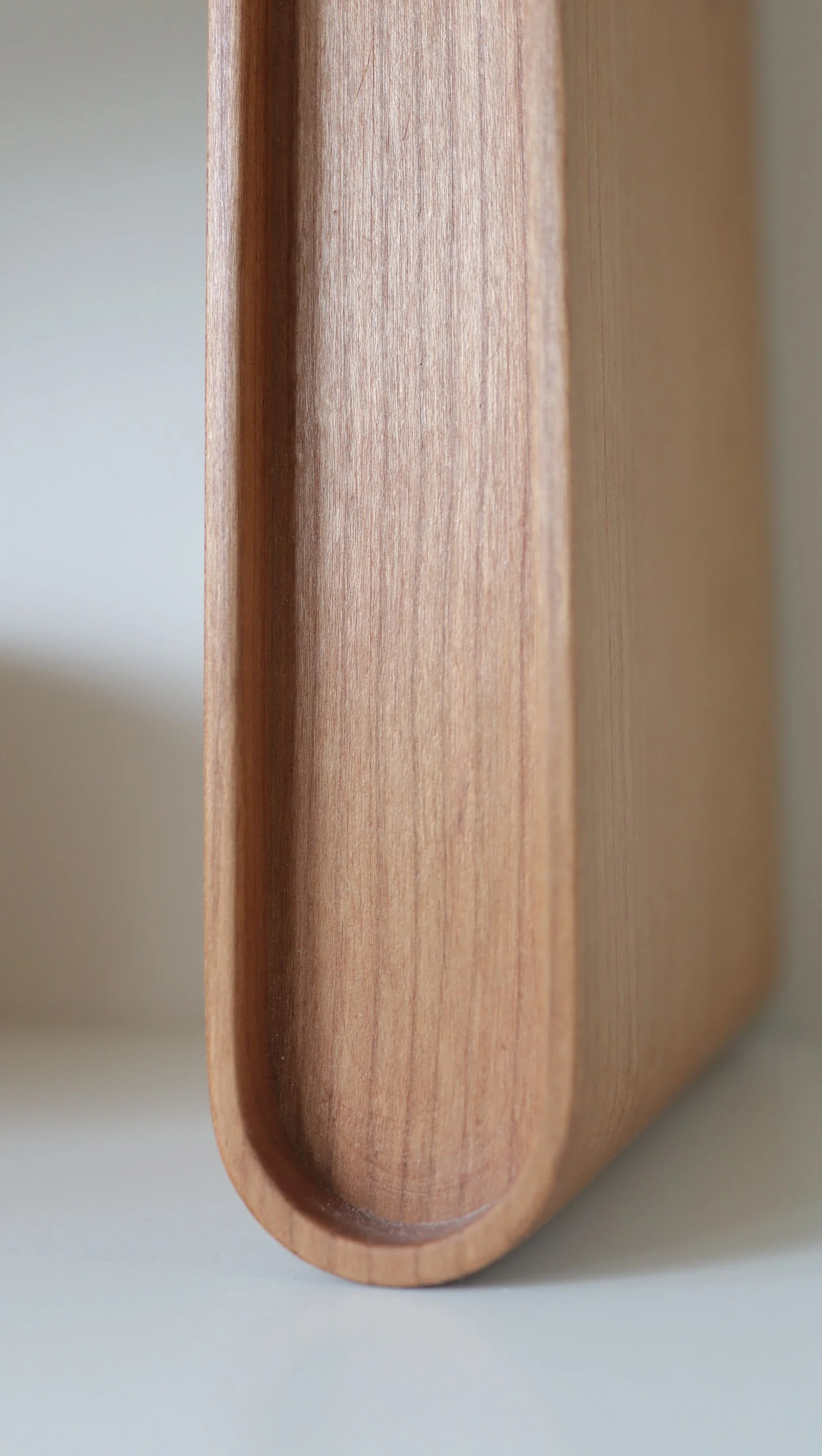 Gros plan d'une surface en bois courbée avec finition lisse.