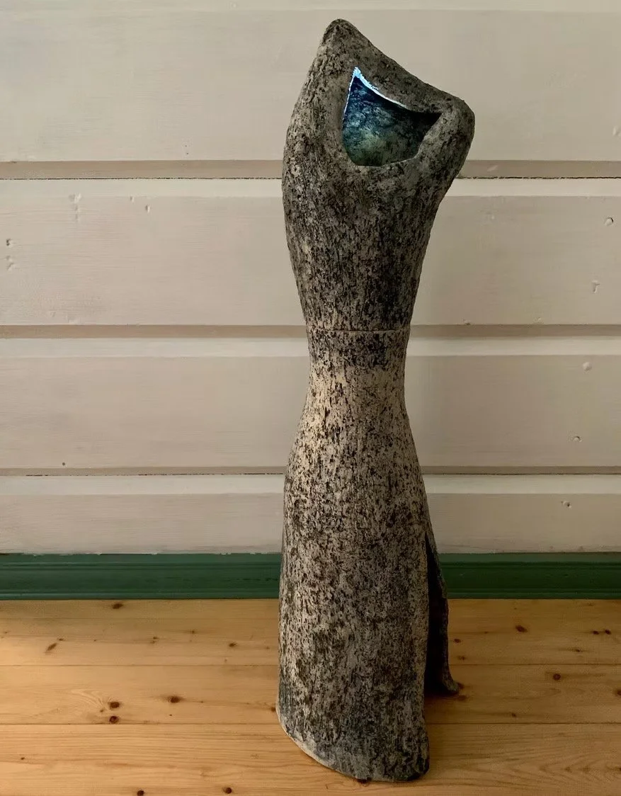 KURKOTTELIJA, 2010
käsinrakennettu ja patinoitu keramiikka/valoveistos, 47x14 cm