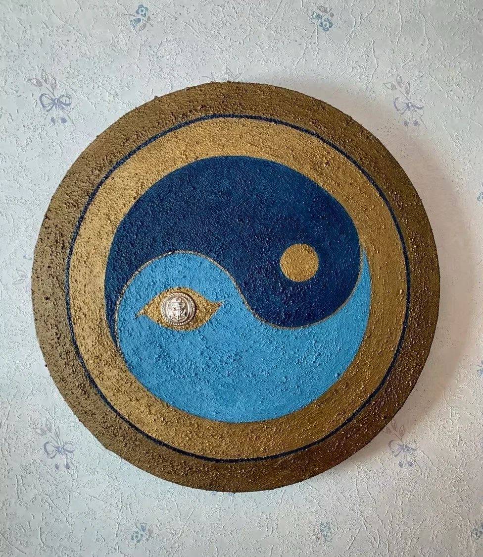 MEMENTO, 2025
sekatekniikka kankaalle, 
Ø 30 cm