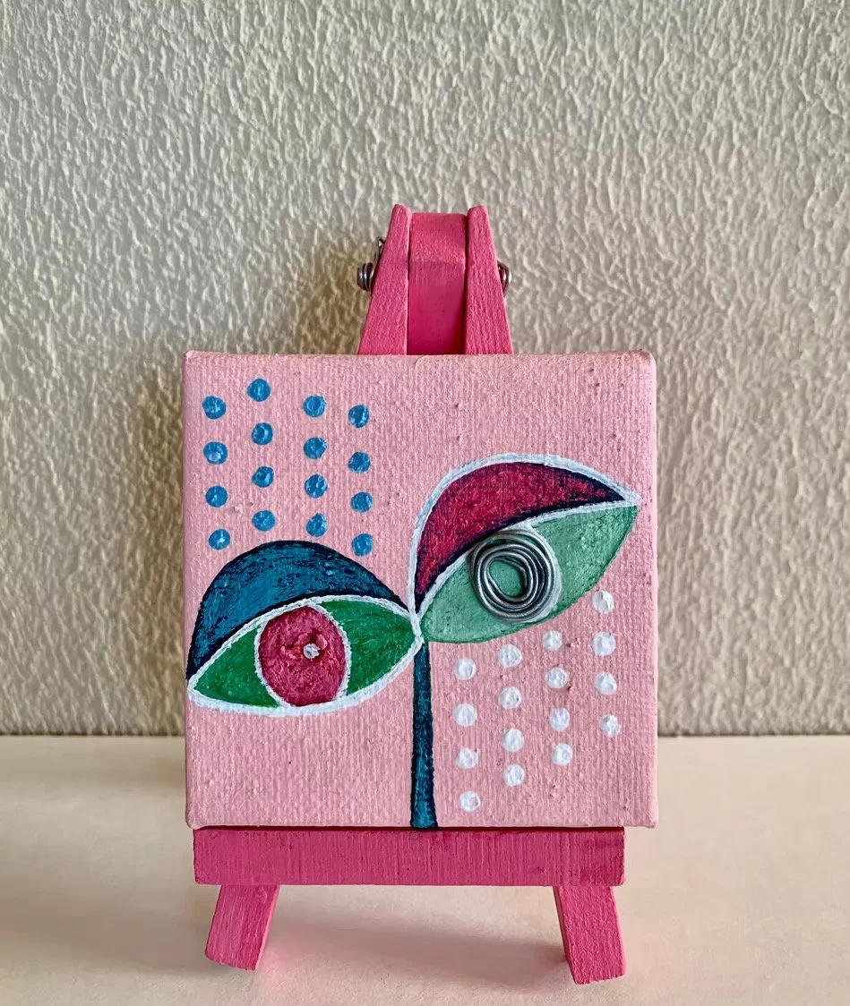 HOPE, 2025
sekatekniikka kankaalle, 7x7 cm + teline