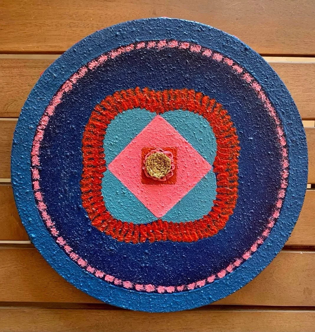 CENTERPIECE, 2024
sekatekniikka kankaalle, 
Ø 20 cm