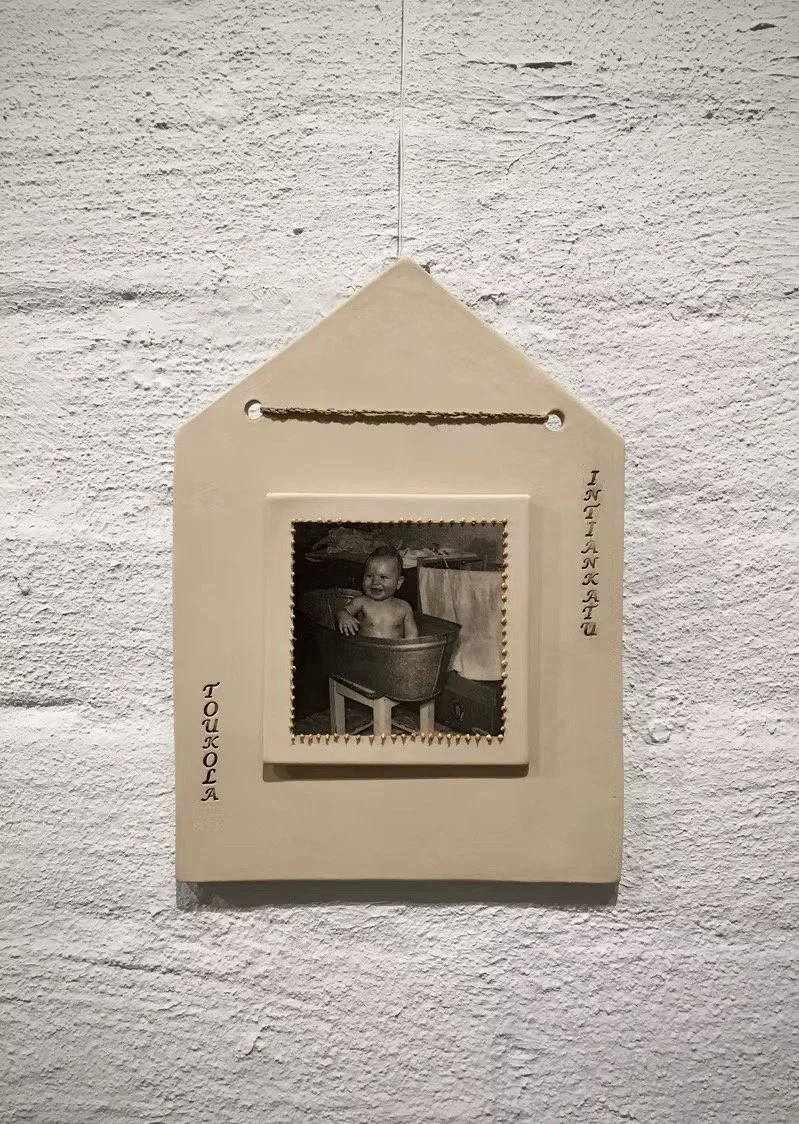TOUKOLA, 2016/2020
keramiikkareliefi ja kuvansiirto, 19,5x27 cm